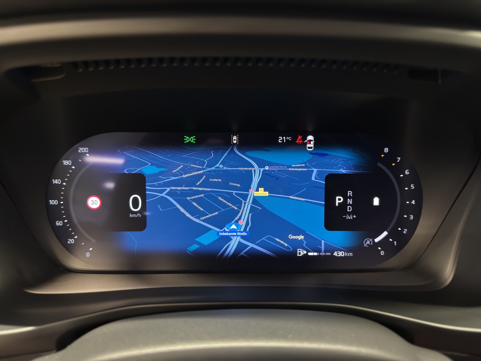 VOLVO XC40 2.0 B3 MH Plus Dark-image-12