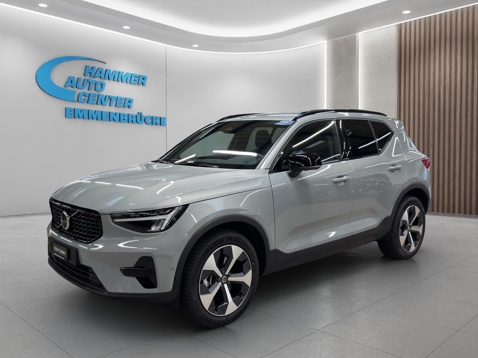 VOLVO XC40 2.0 B3 MH Plus Dark-image-0
