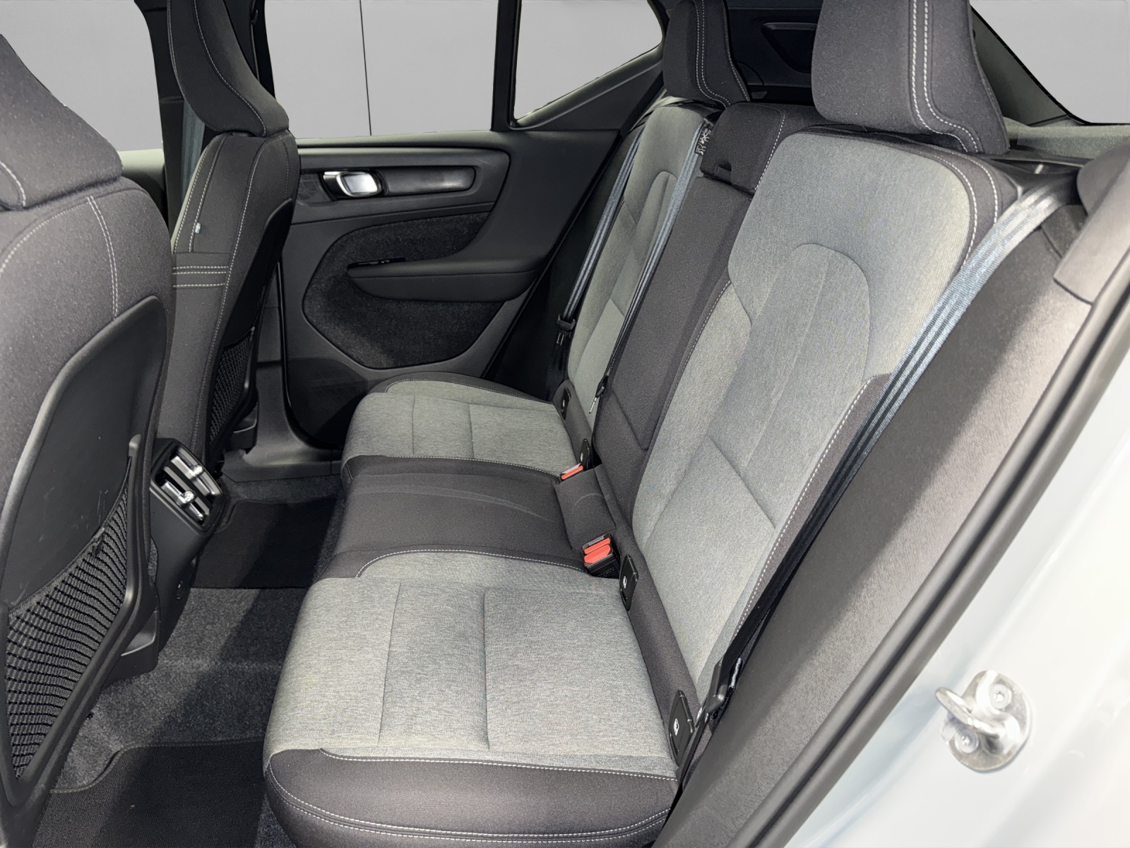 VOLVO XC40 2.0 B3 MH Plus Dark-image-13