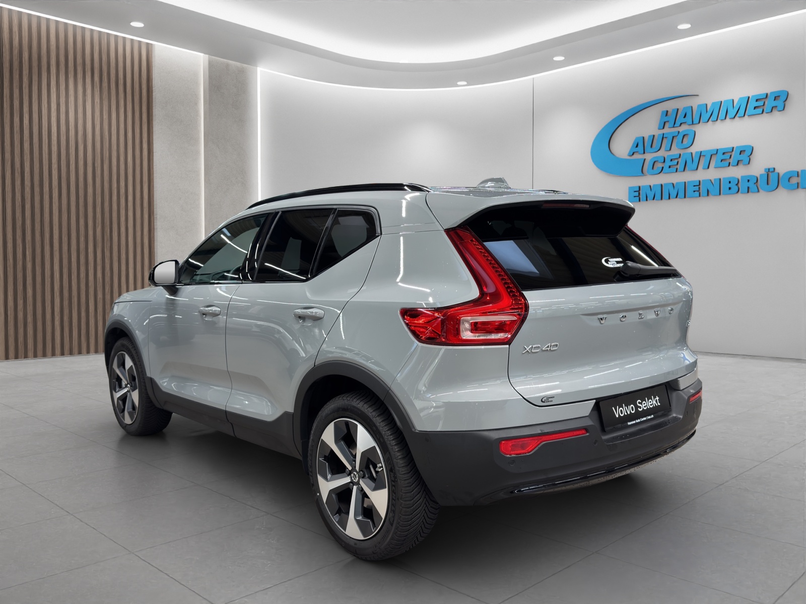 VOLVO XC40 2.0 B3 MH Plus Dark-image-2