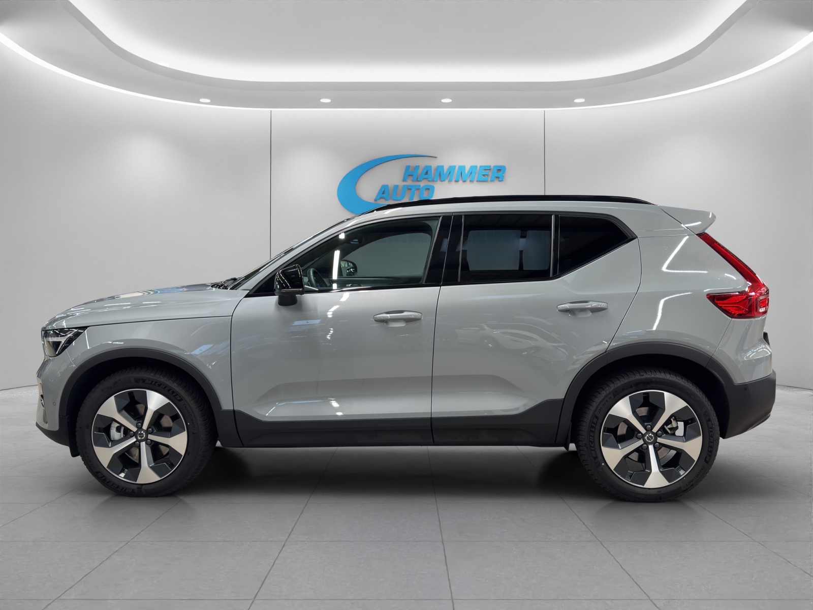 VOLVO XC40 2.0 B3 MH Plus Dark-image-1