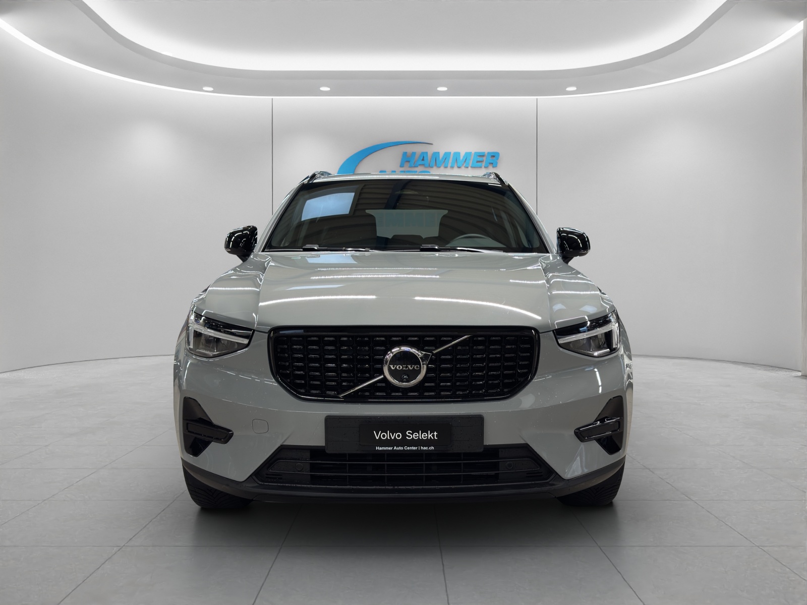 VOLVO XC40 2.0 B3 MH Plus Dark-image-3