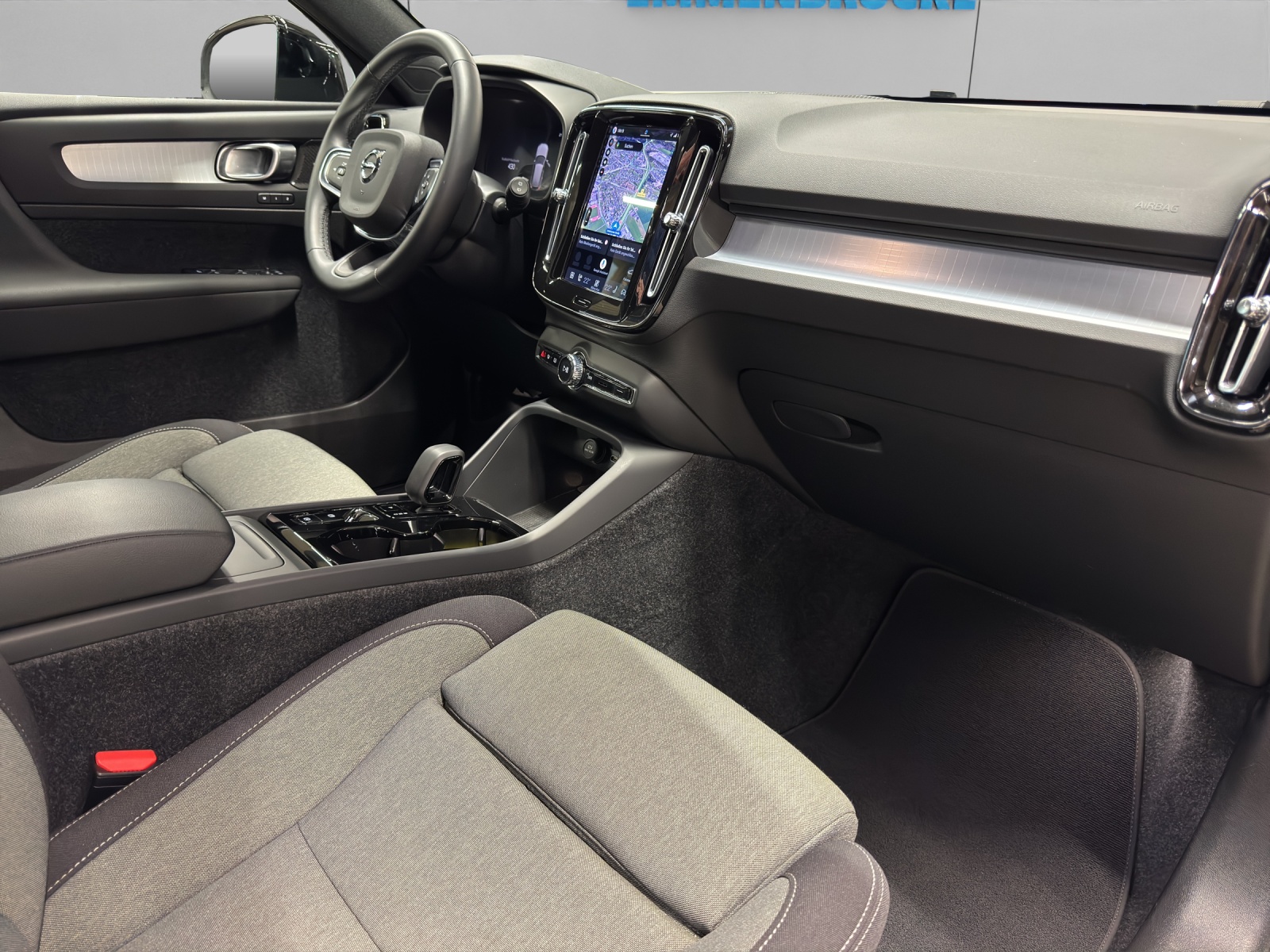 VOLVO XC40 2.0 B3 MH Plus Dark-image-8