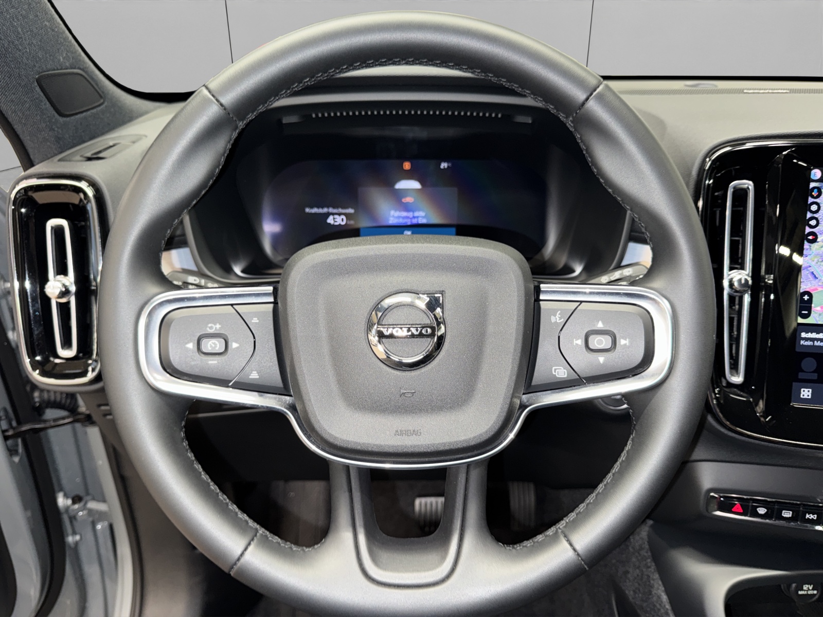 VOLVO XC40 2.0 B3 MH Plus Dark-image-9