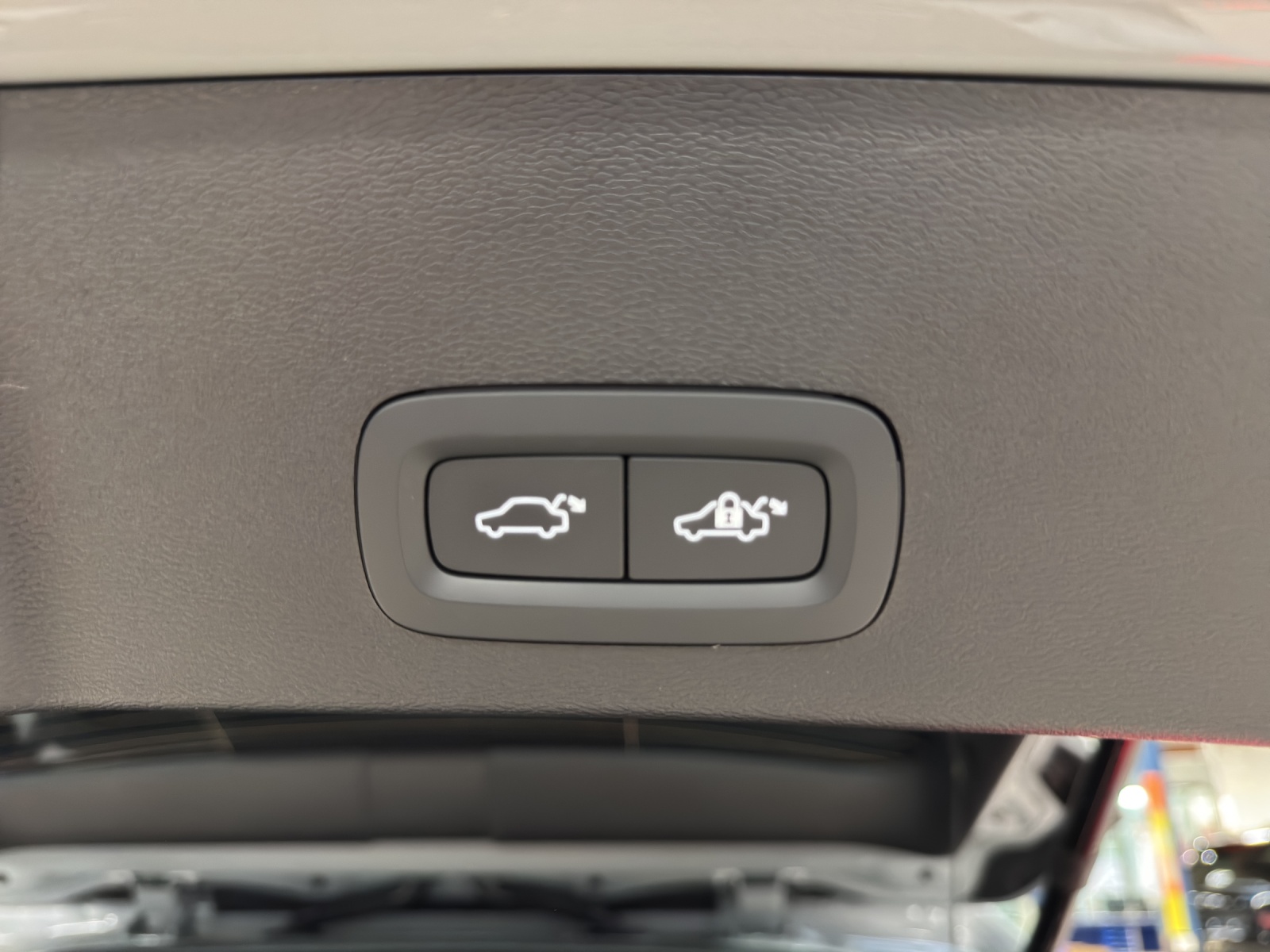 VOLVO XC40 2.0 B3 MH Plus Dark-image-15