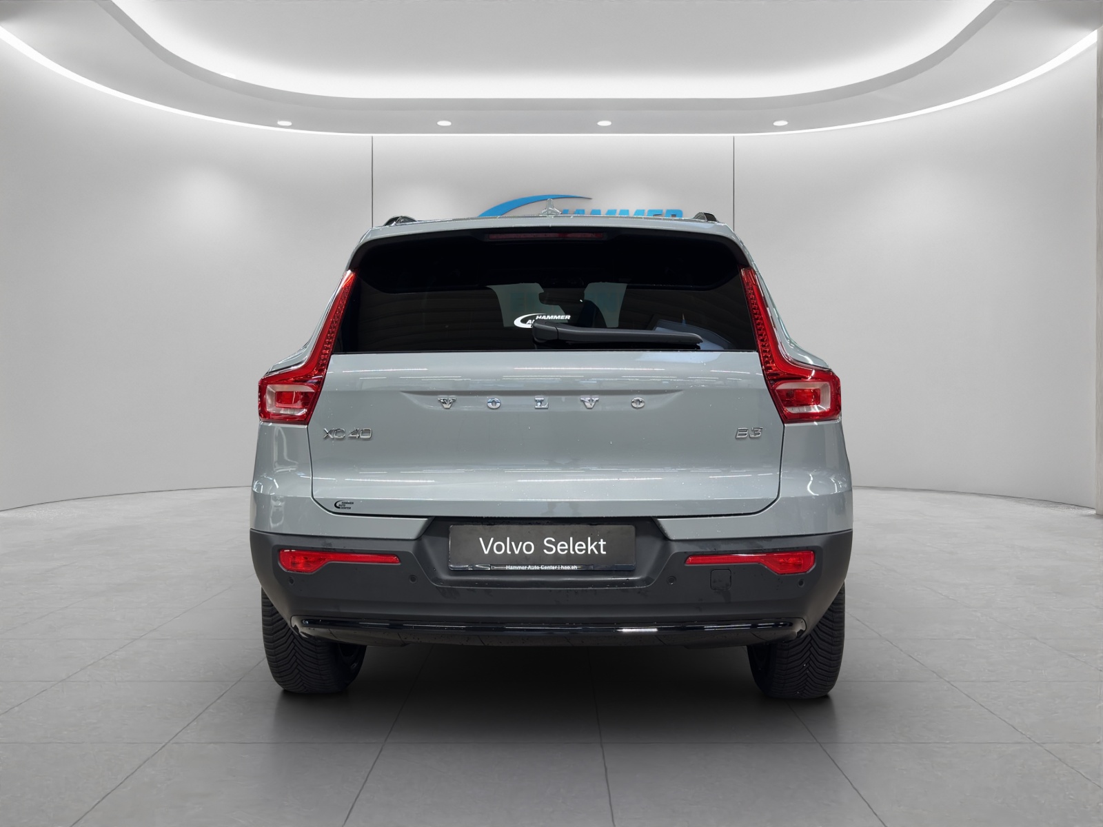 VOLVO XC40 2.0 B3 MH Plus Dark-image-4