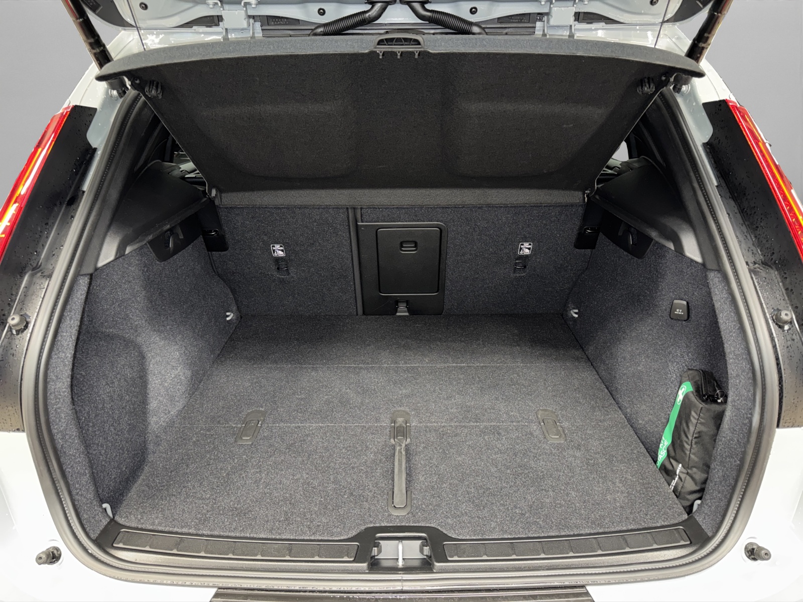 VOLVO XC40 2.0 B3 MH Plus Dark-image-5