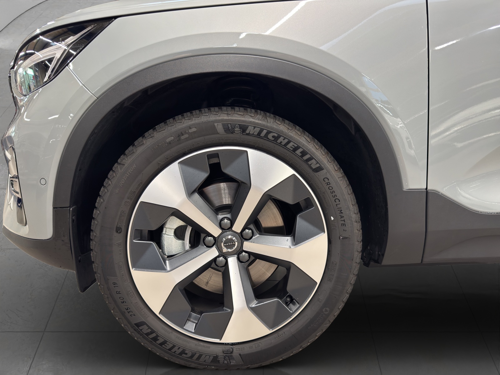 VOLVO XC40 2.0 B3 MH Plus Dark-image-6