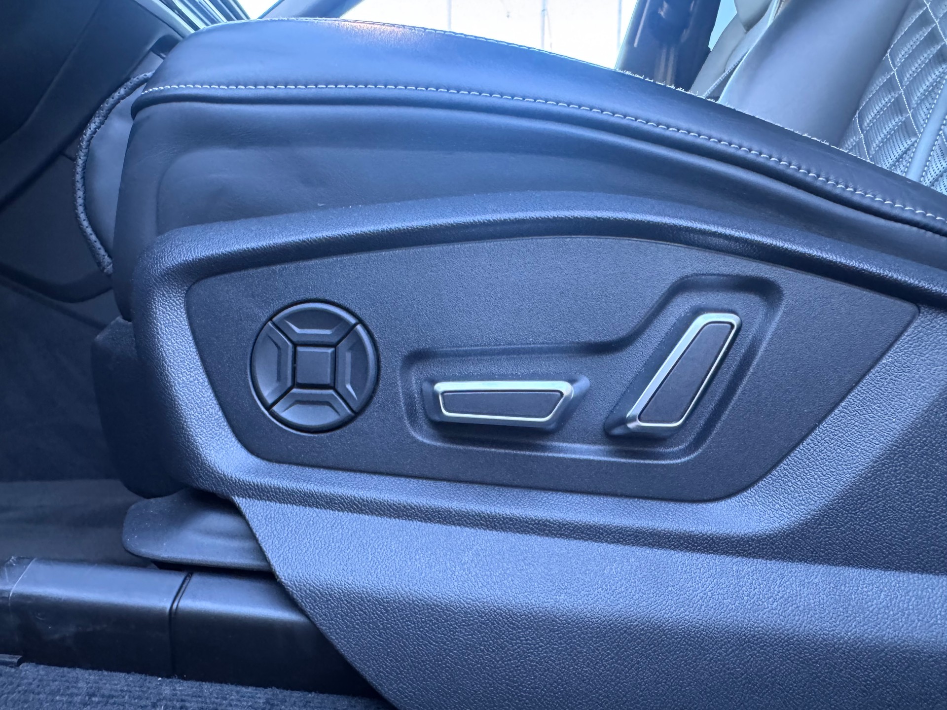 AUDI SQ8 TFSI quattro tiptronic-image-15