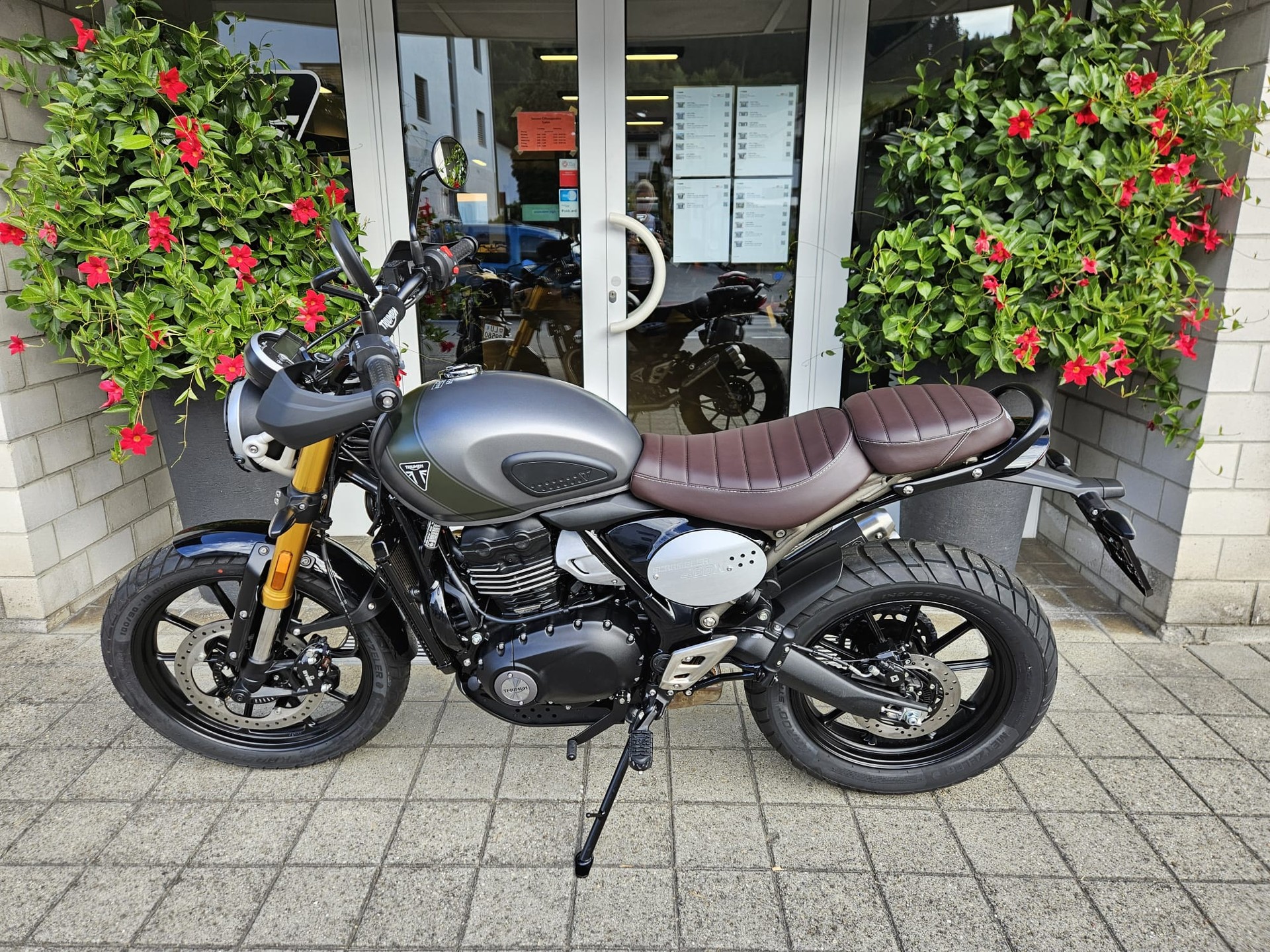 TRIUMPH Scrambler 400 X-showroom-element-3
