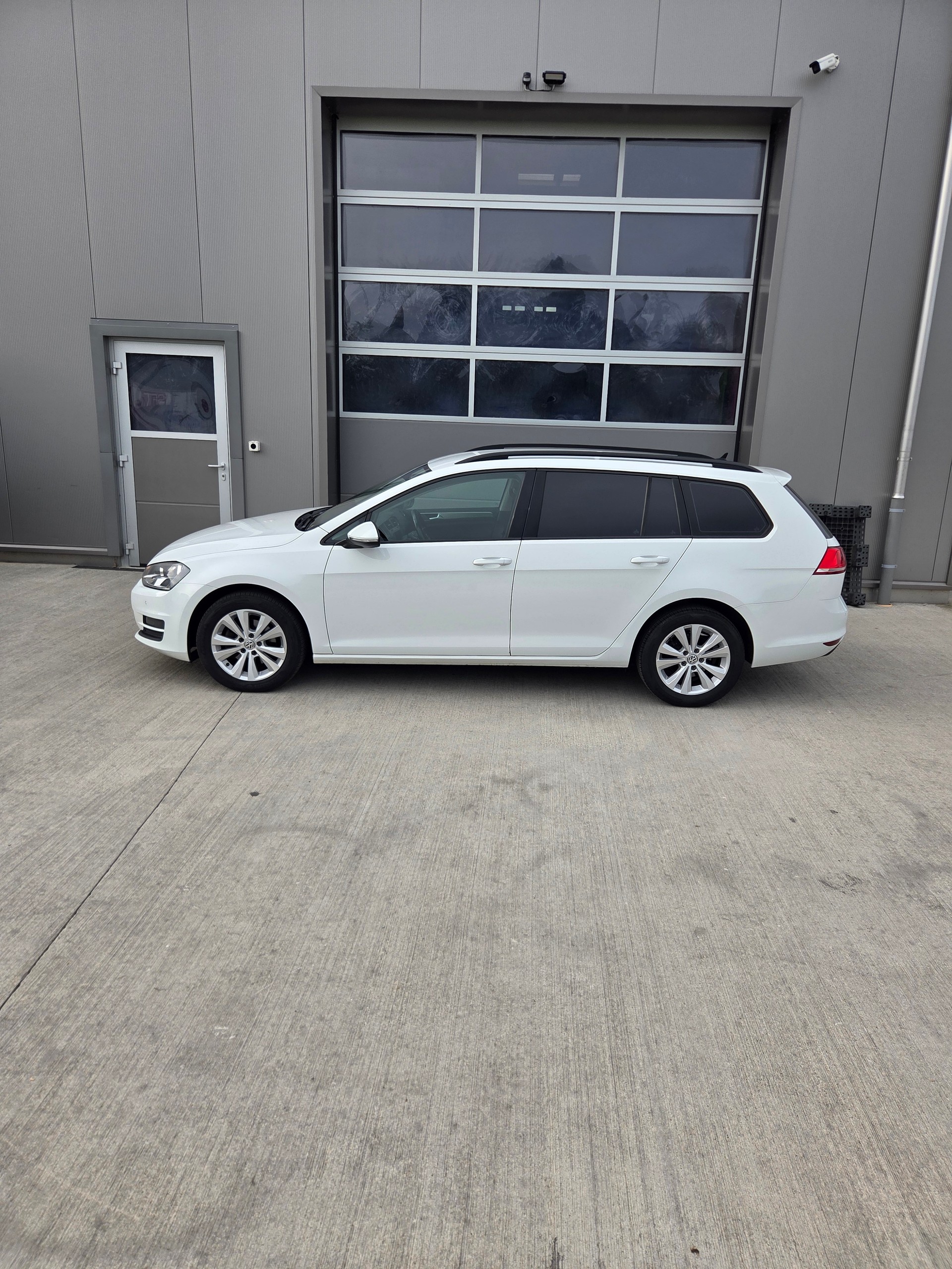 VW Golf Variant 1.6 TDI Comfortline DSG-image-2
