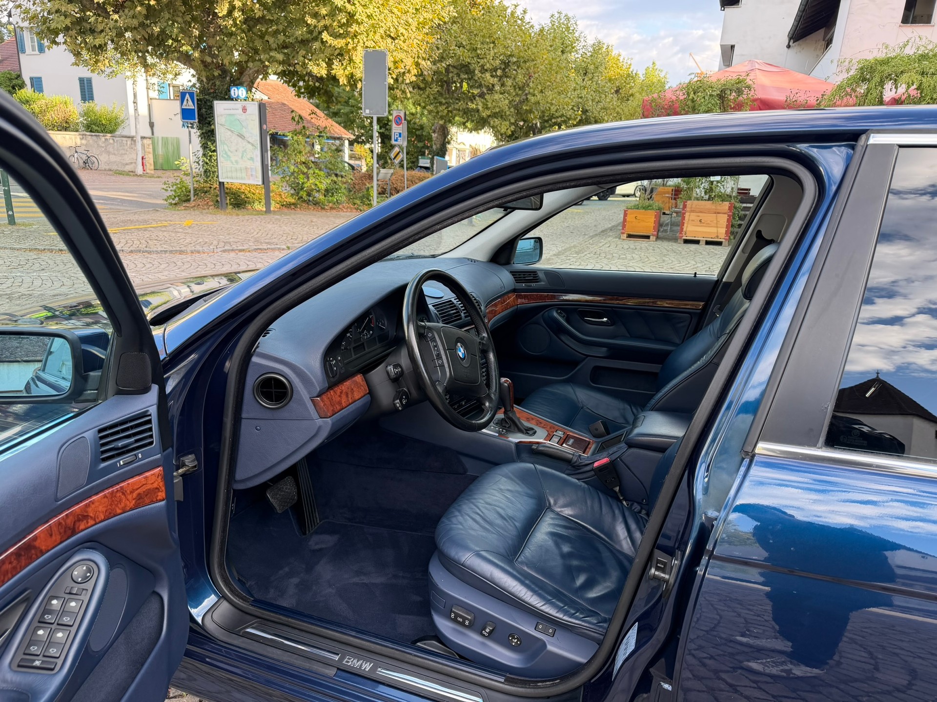 BMW 528i-image-7