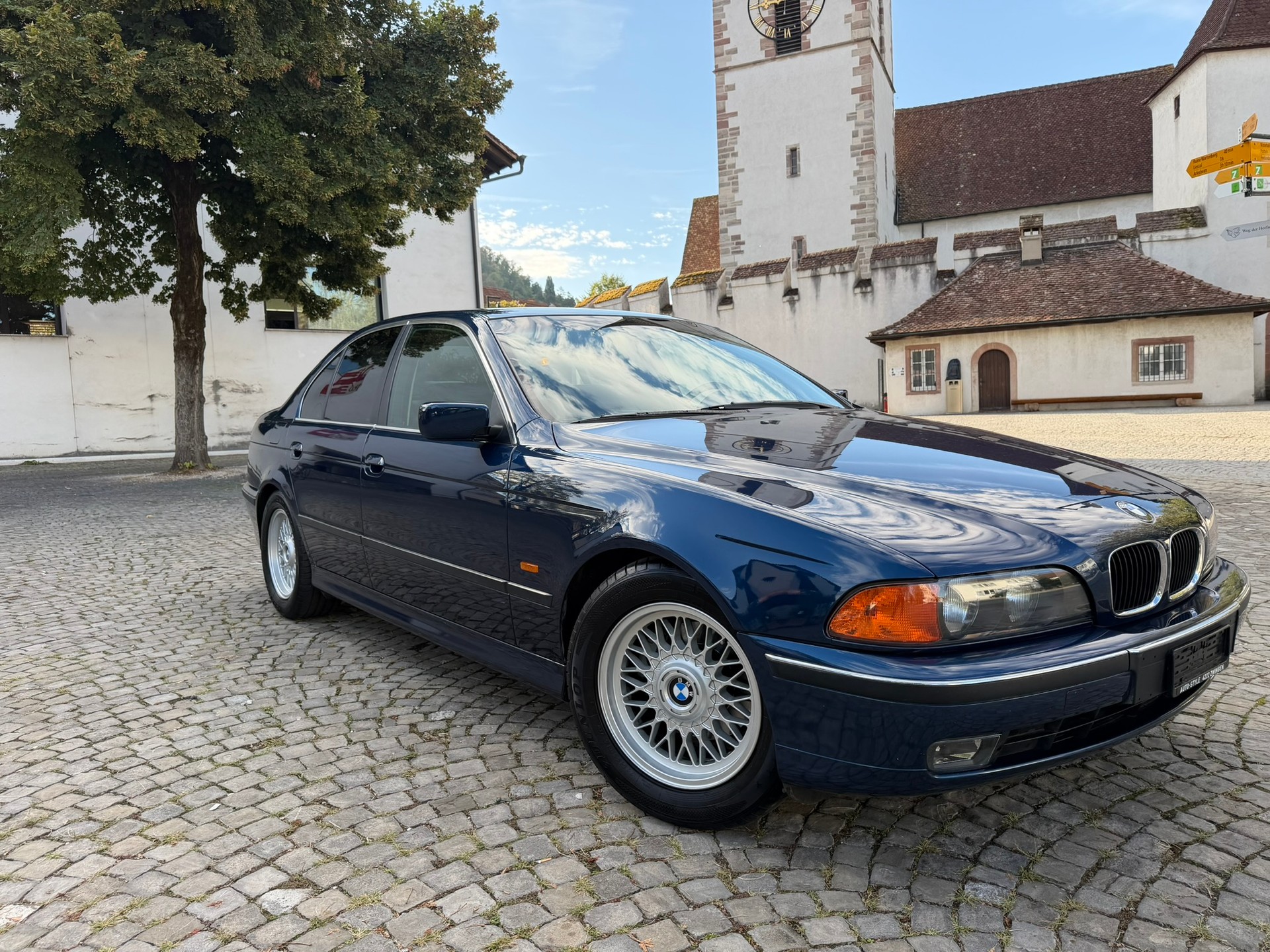 BMW 528i-image-2