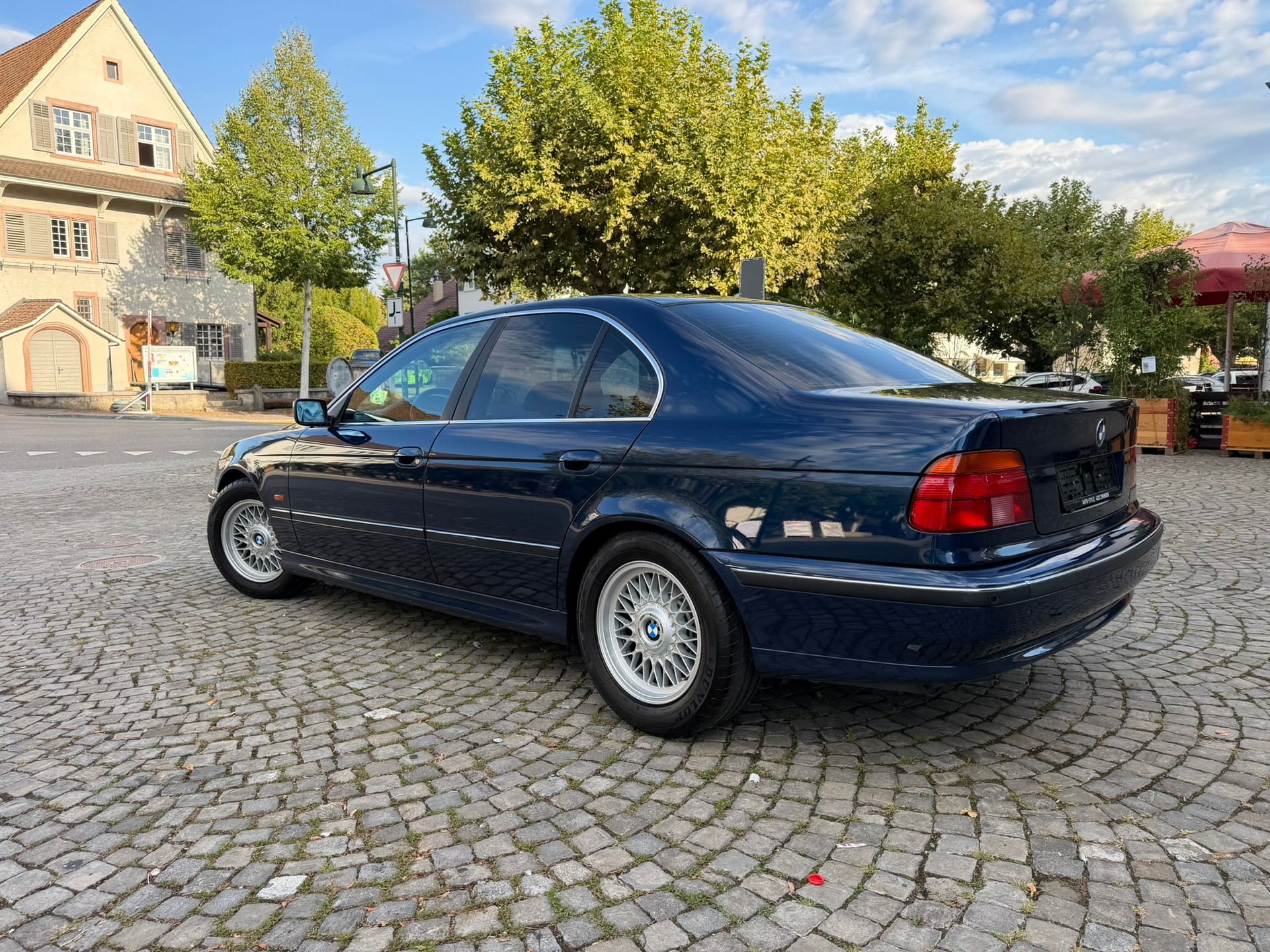 BMW 528i-image-5