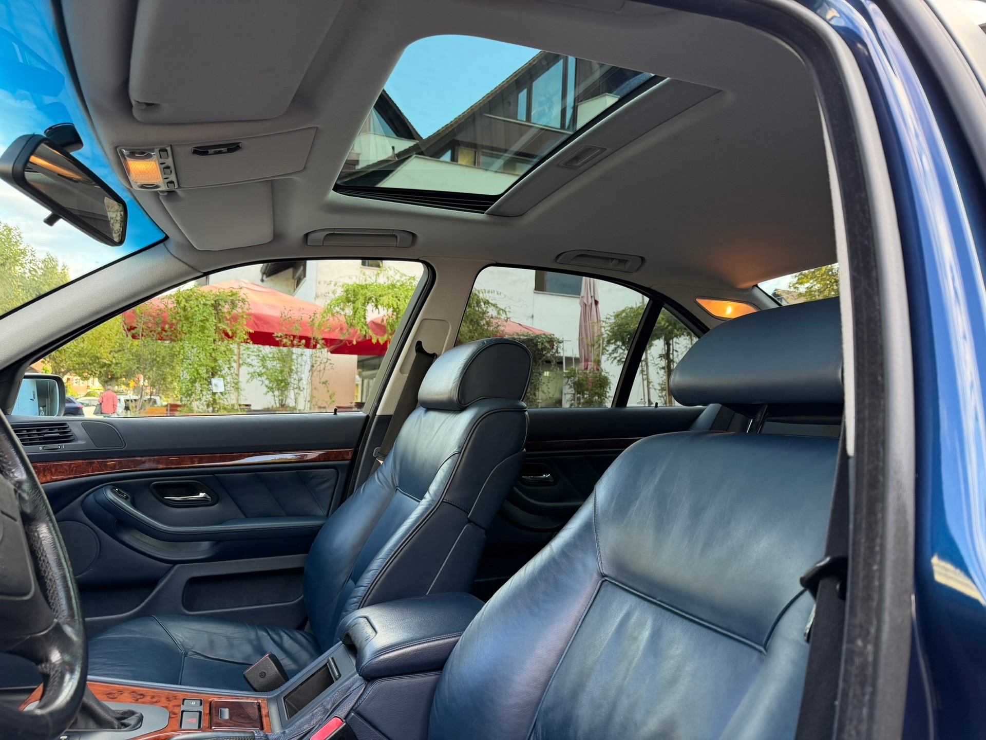 BMW 528i-image-8