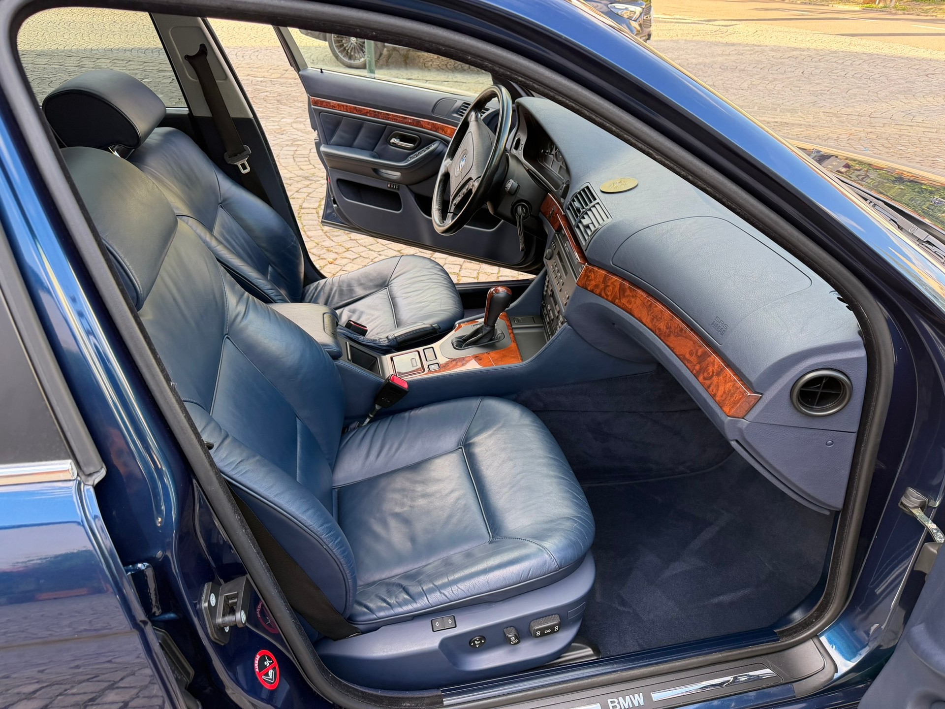 BMW 528i-image-9
