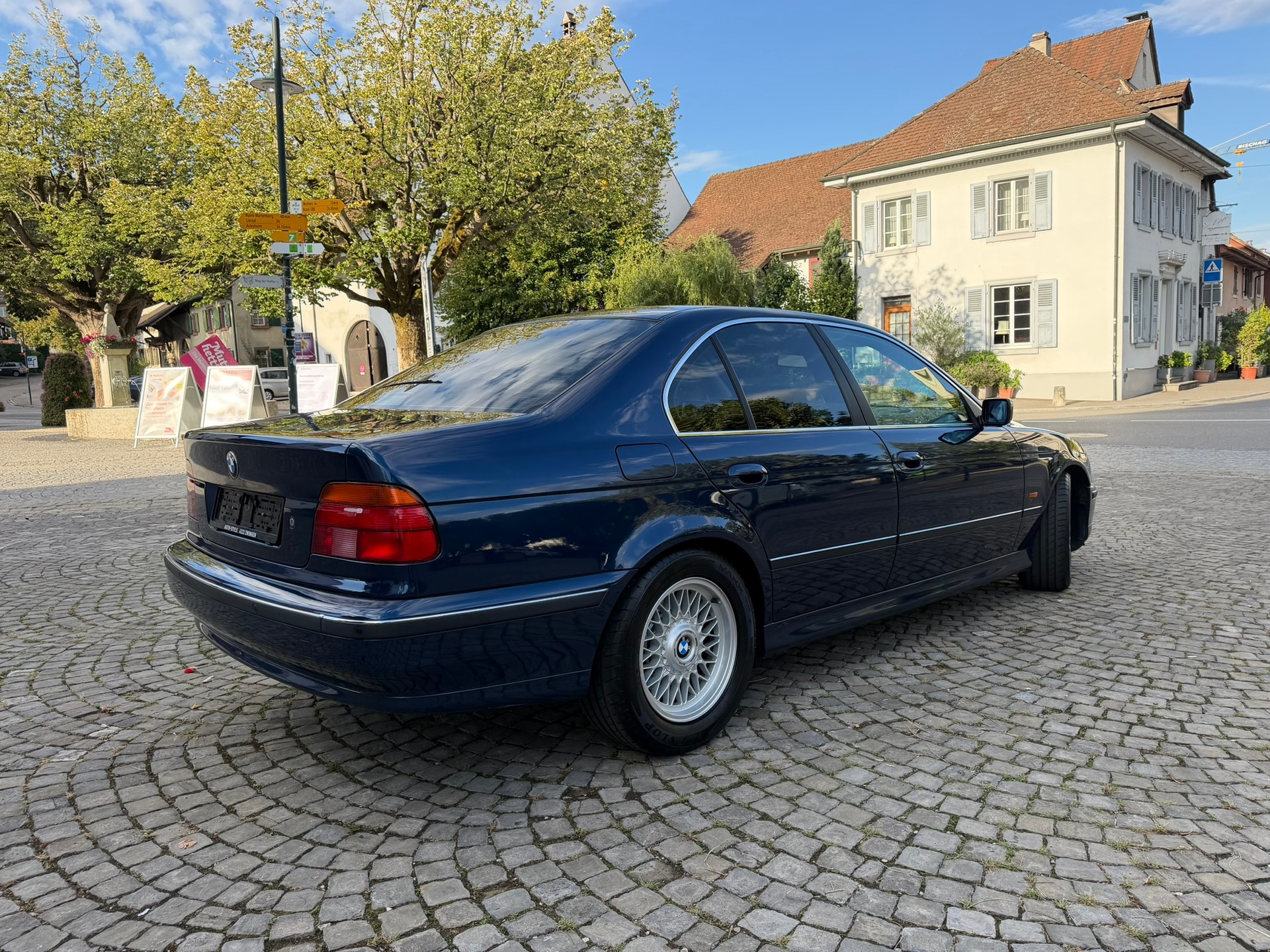 BMW 528i-image-4