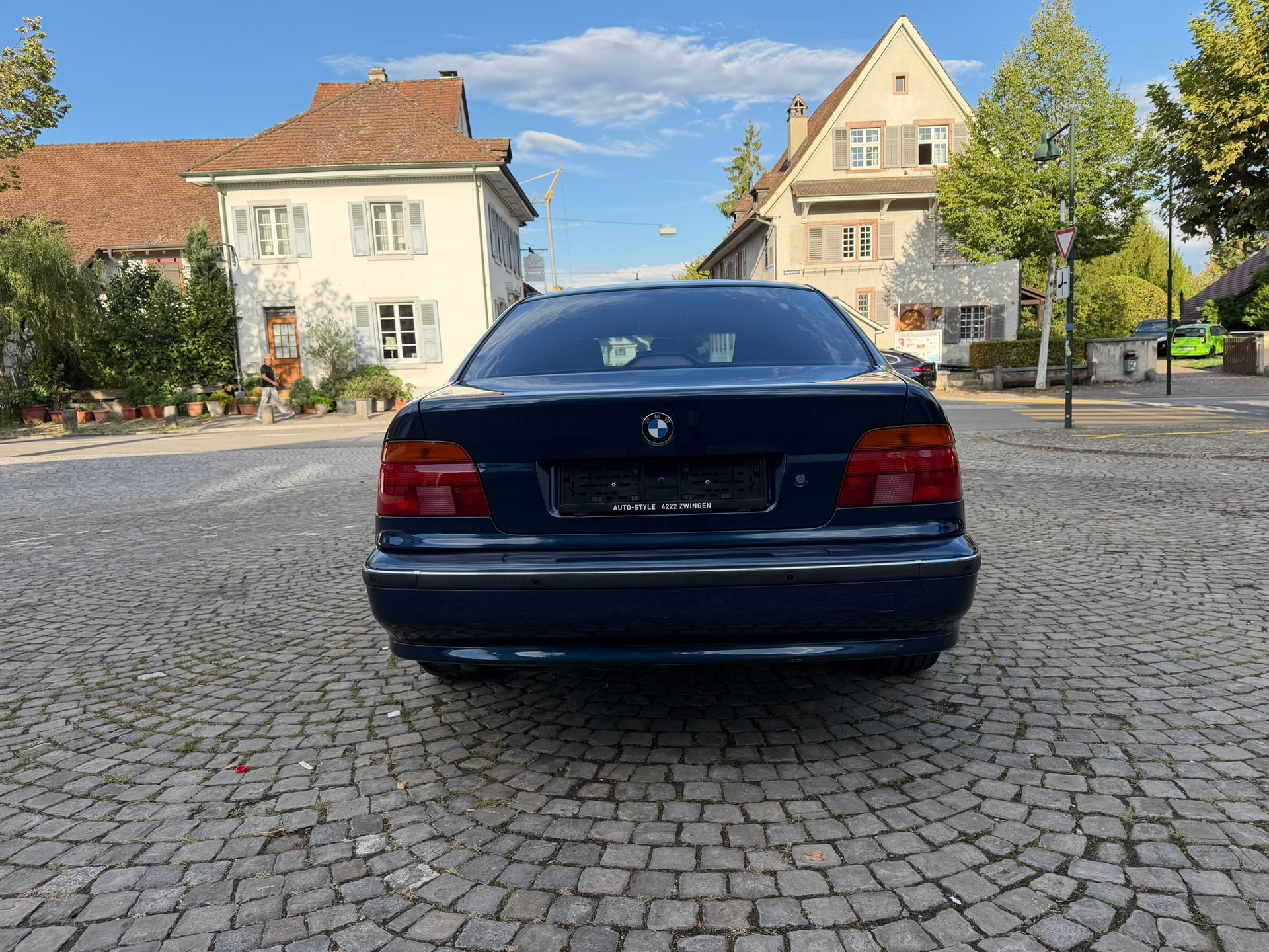 BMW 528i-image-3