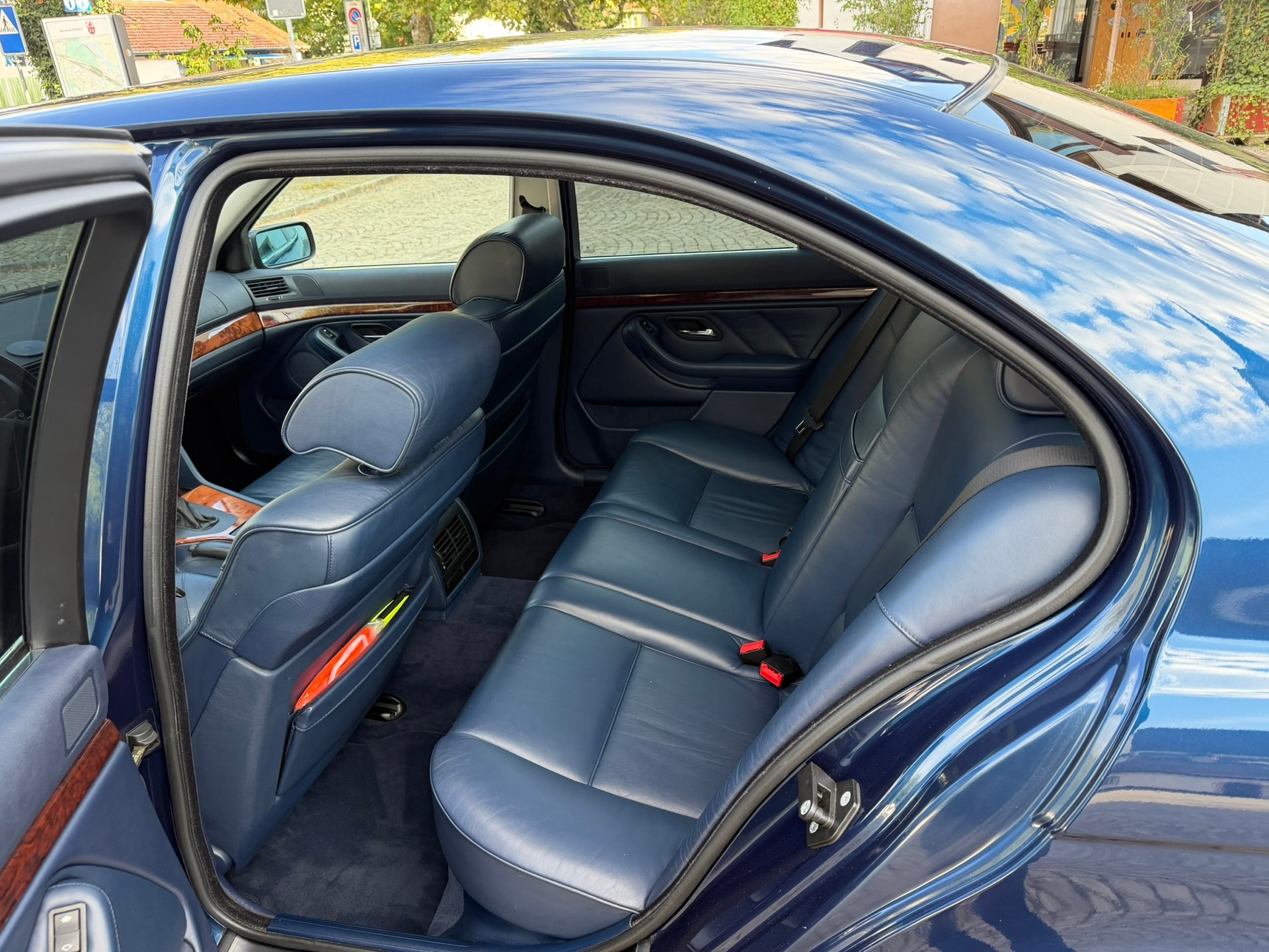 BMW 528i-image-10