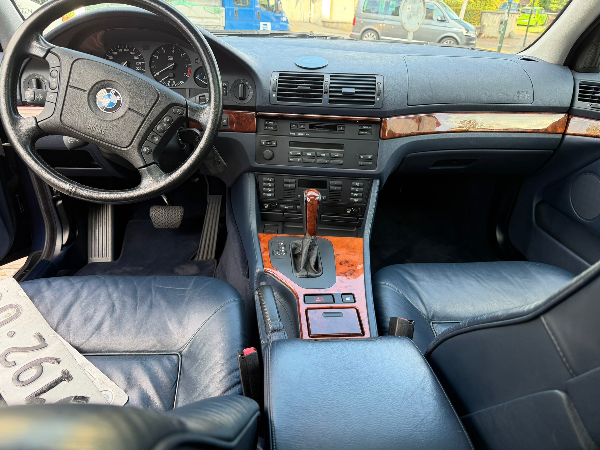 BMW 528i-image-6