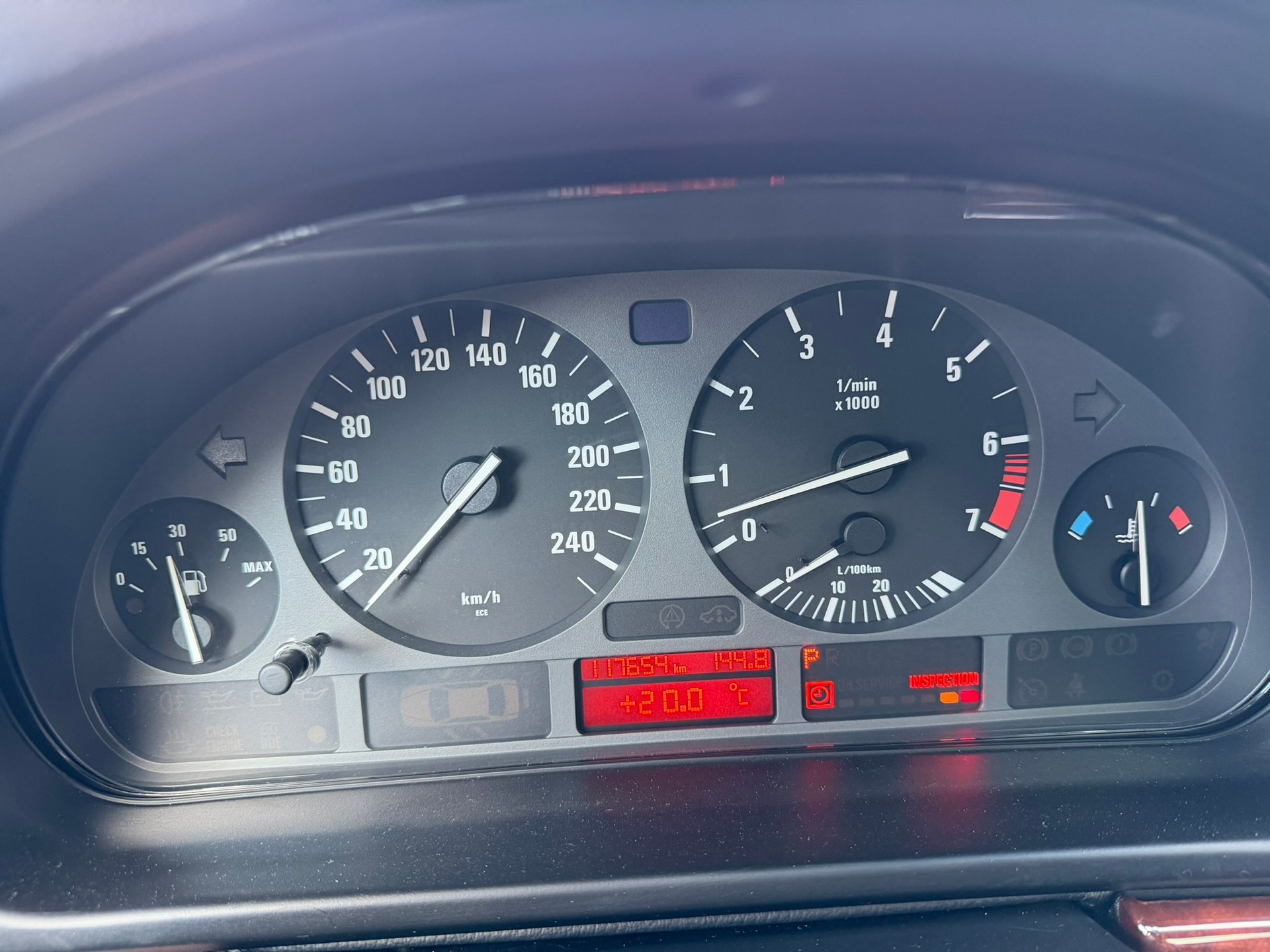 BMW 528i-image-11