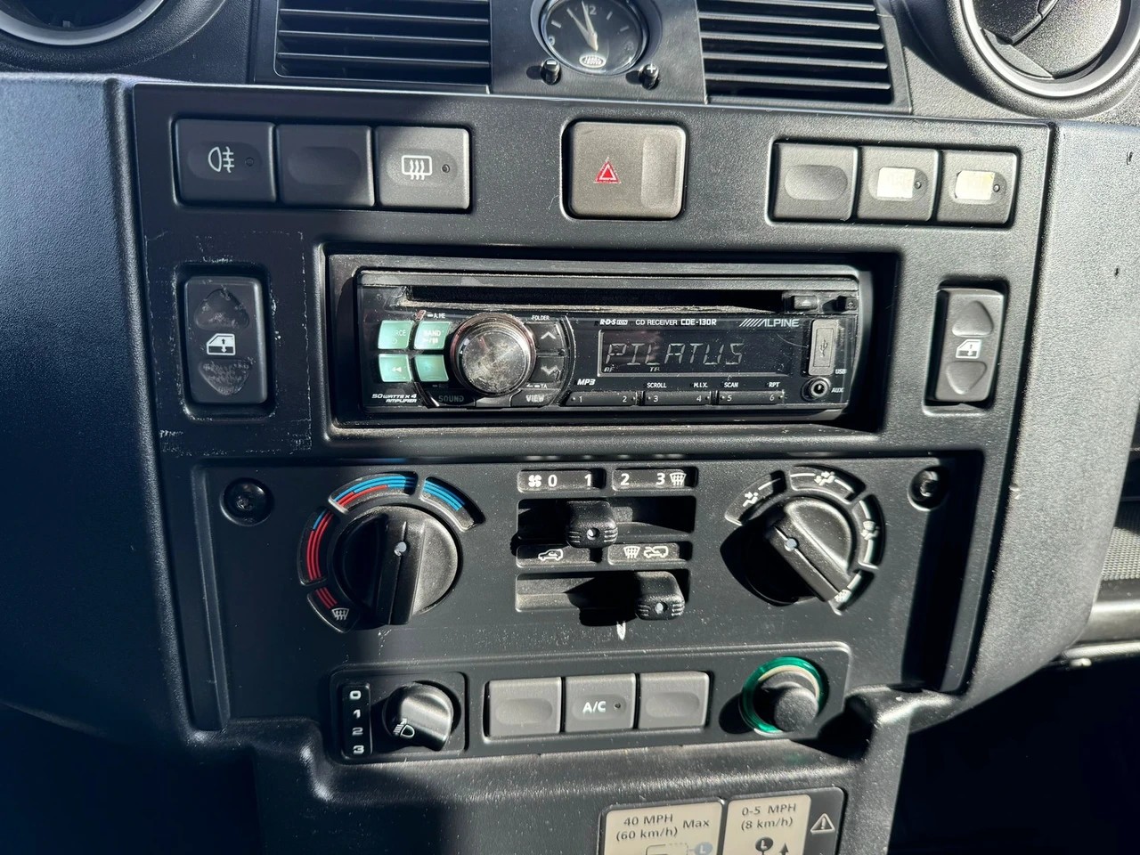 LAND ROVER Defender 110 2.2 TD4 Station Wagon-image-10
