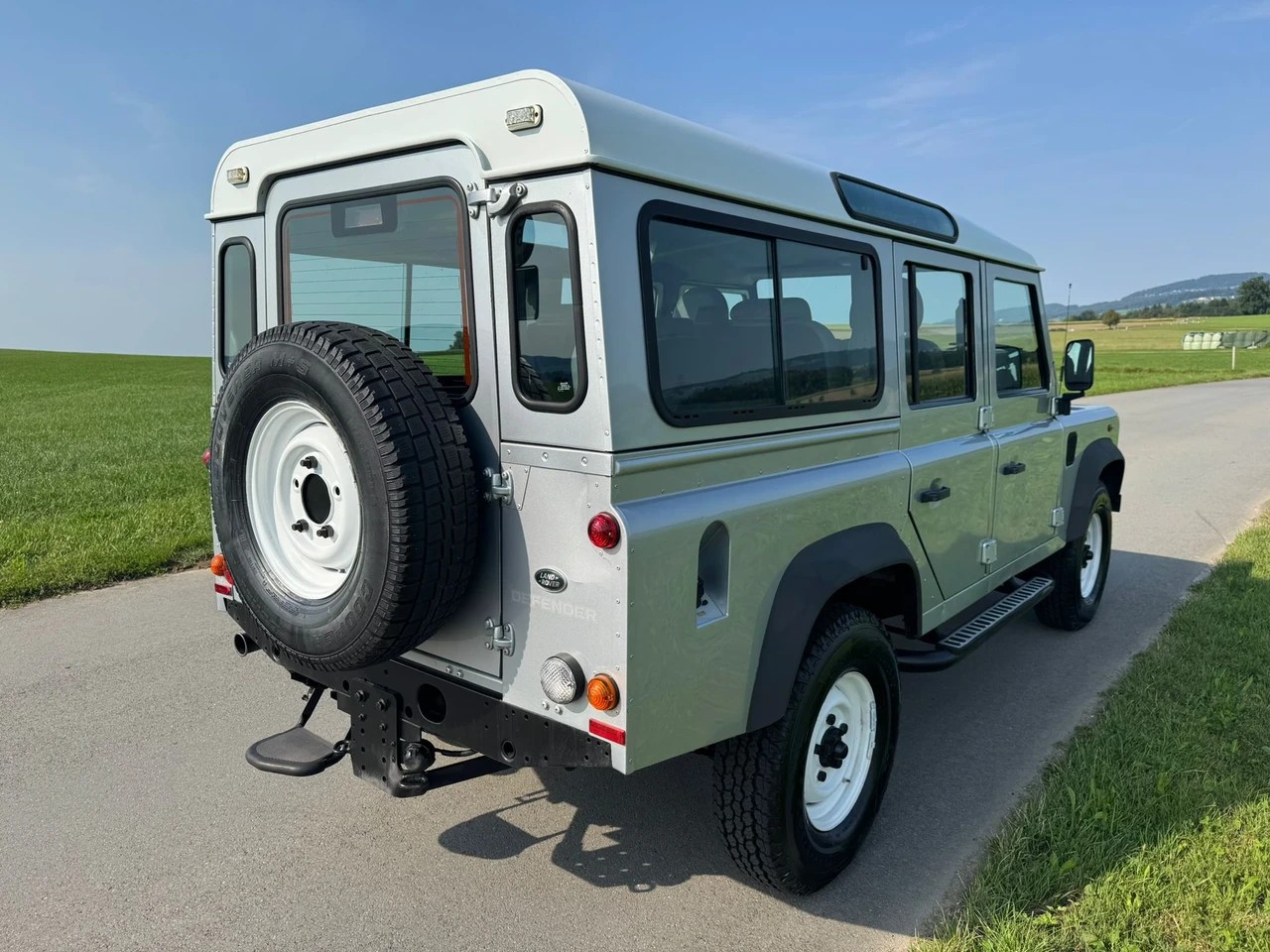 LAND ROVER Defender 110 2.2 TD4 Station Wagon-image-3