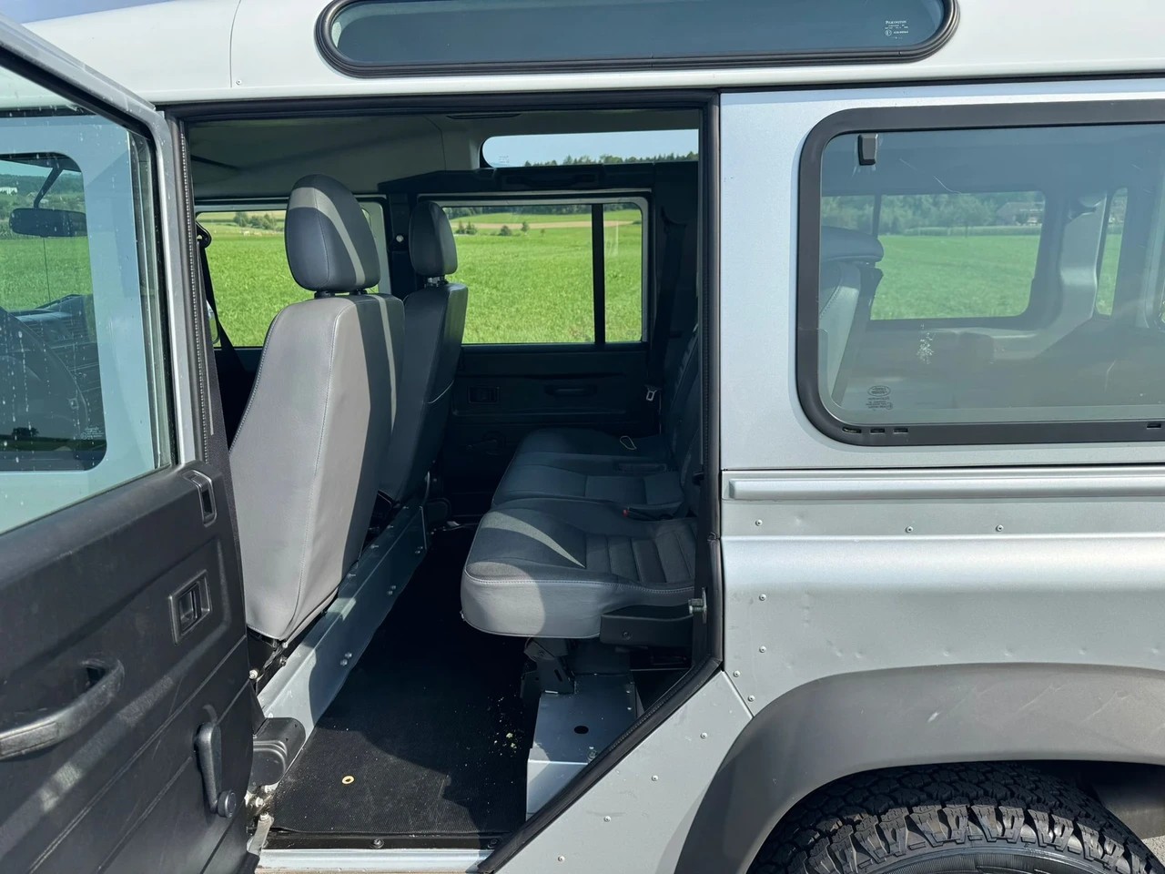 LAND ROVER Defender 110 2.2 TD4 Station Wagon-image-8