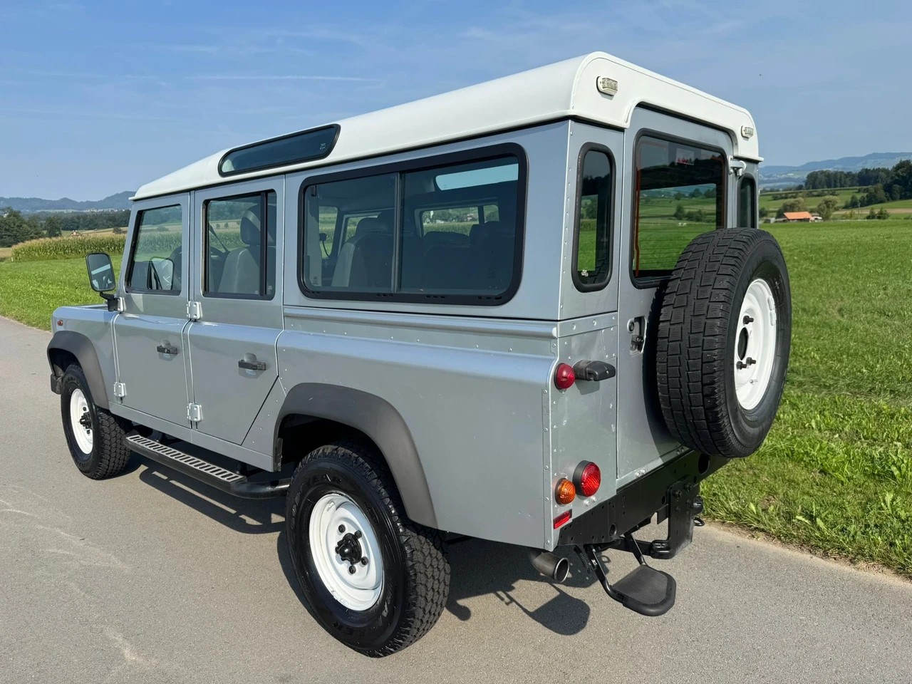 LAND ROVER Defender 110 2.2 TD4 Station Wagon-image-2