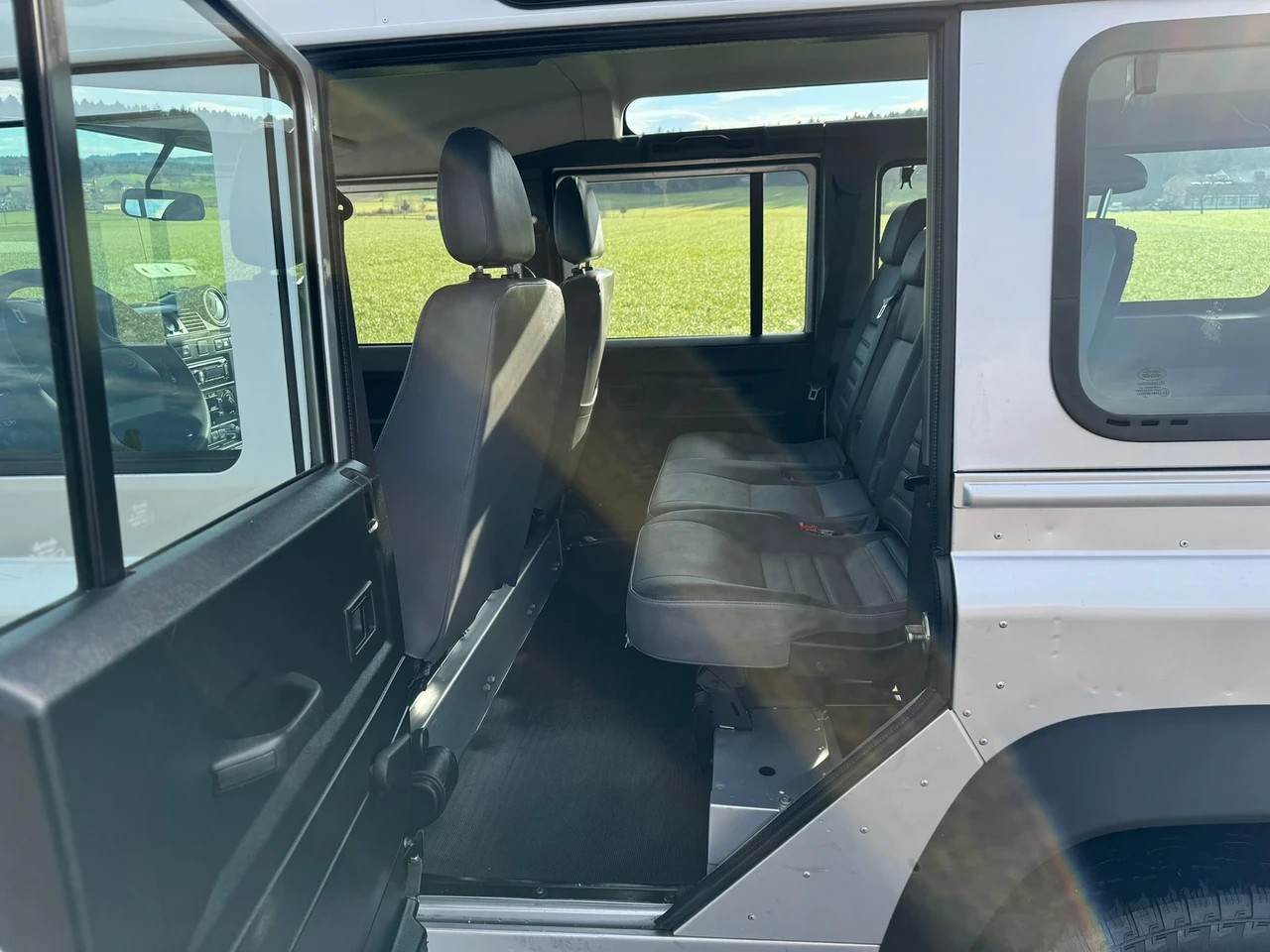 LAND ROVER Defender 110 2.2 TD4 Station Wagon-image-7