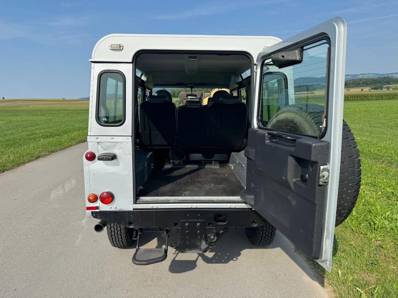 LAND ROVER Defender 110 2.2 TD4 Station Wagon-image-5