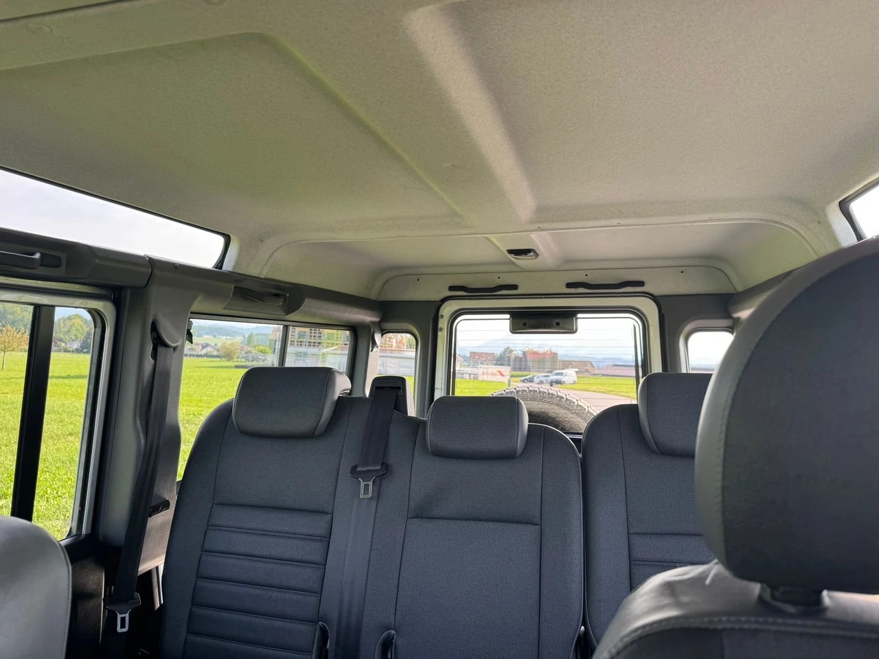 LAND ROVER Defender 110 2.2 TD4 Station Wagon-image-9