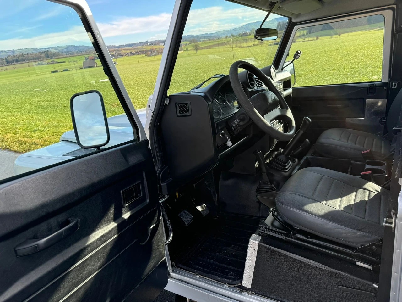 LAND ROVER Defender 110 2.2 TD4 Station Wagon-image-6