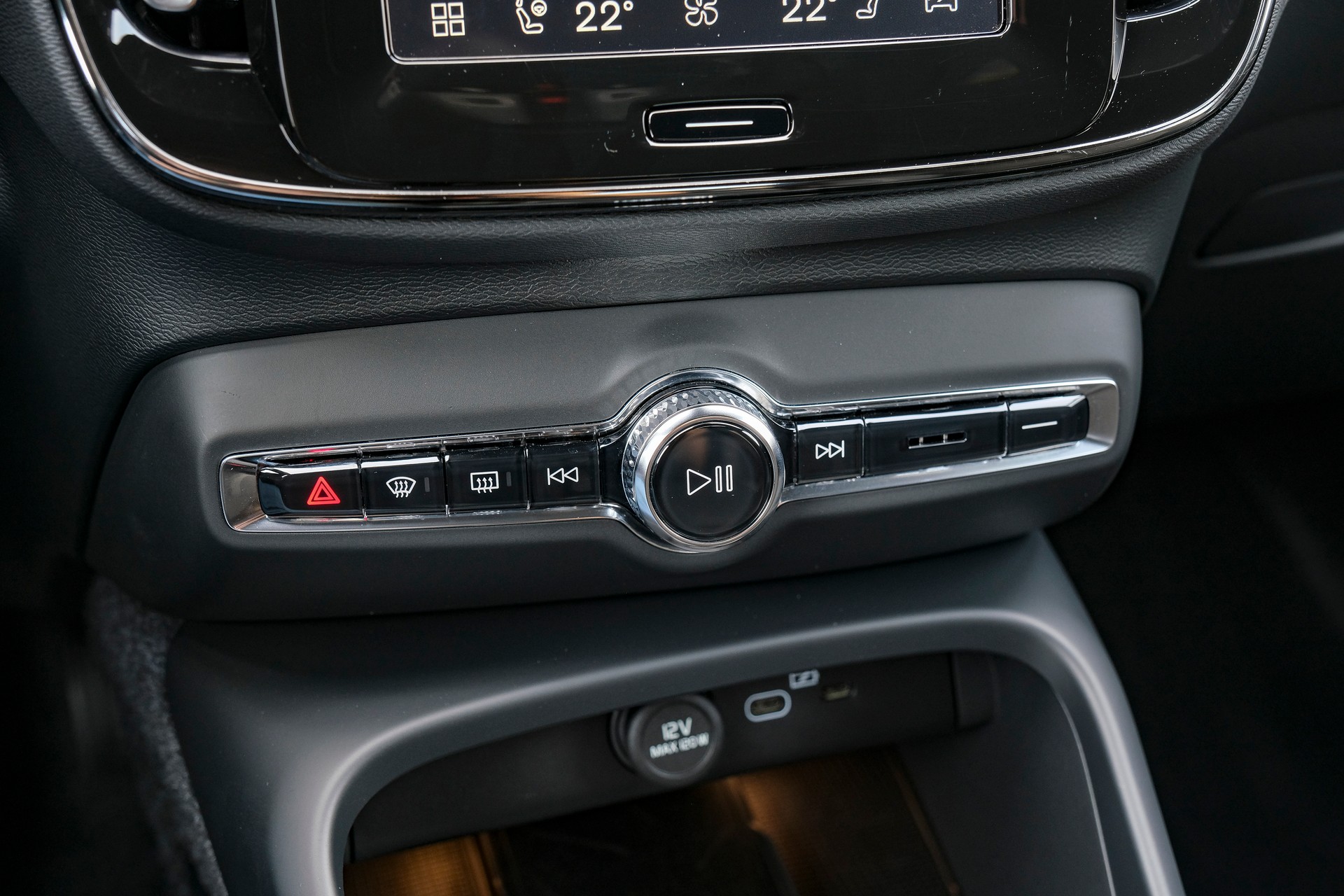 VOLVO XC40 B3 Benzin Mild Hybrid Plus Black Edition DCT-image-19