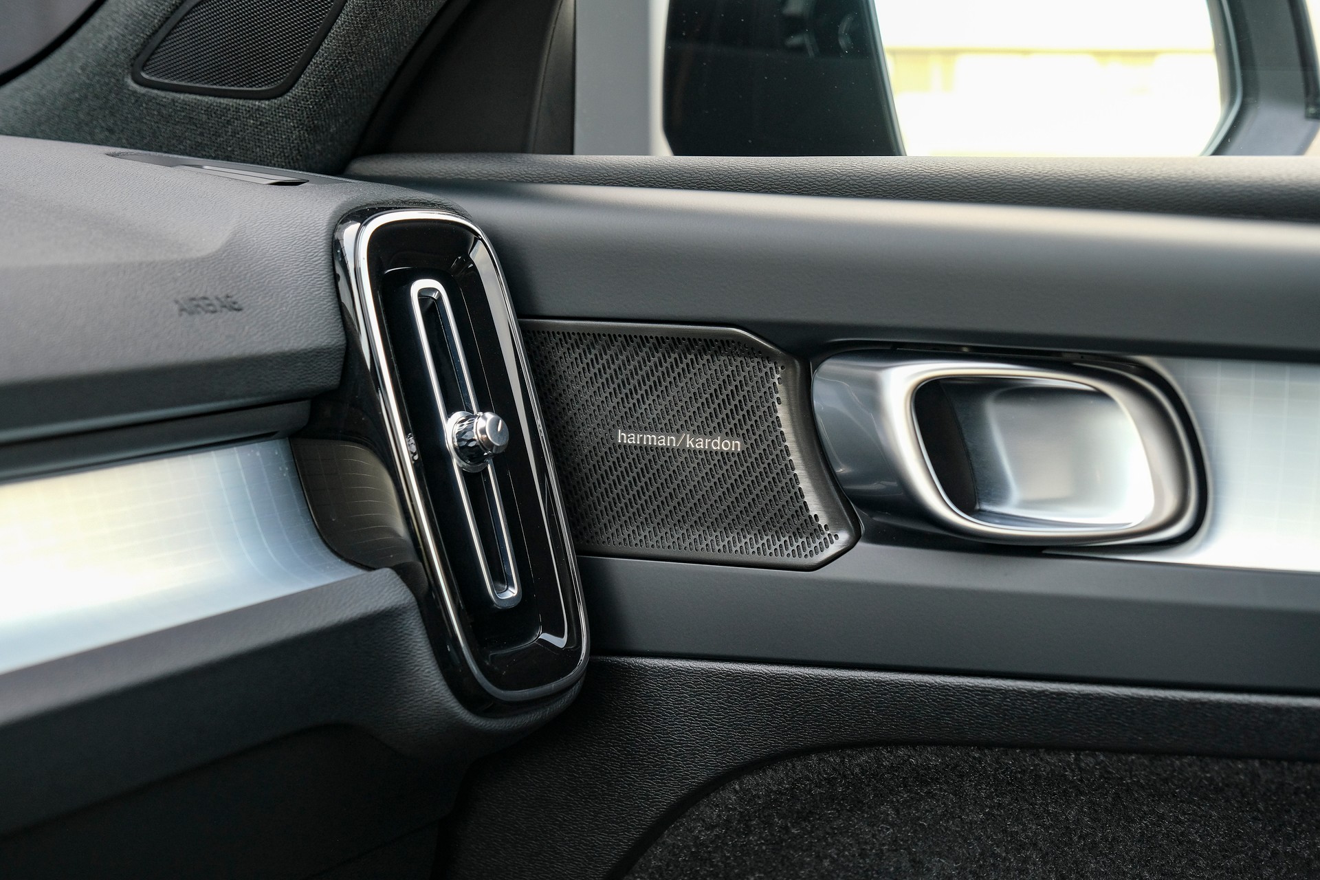 VOLVO XC40 B3 Benzin Mild Hybrid Plus Black Edition DCT-image-22