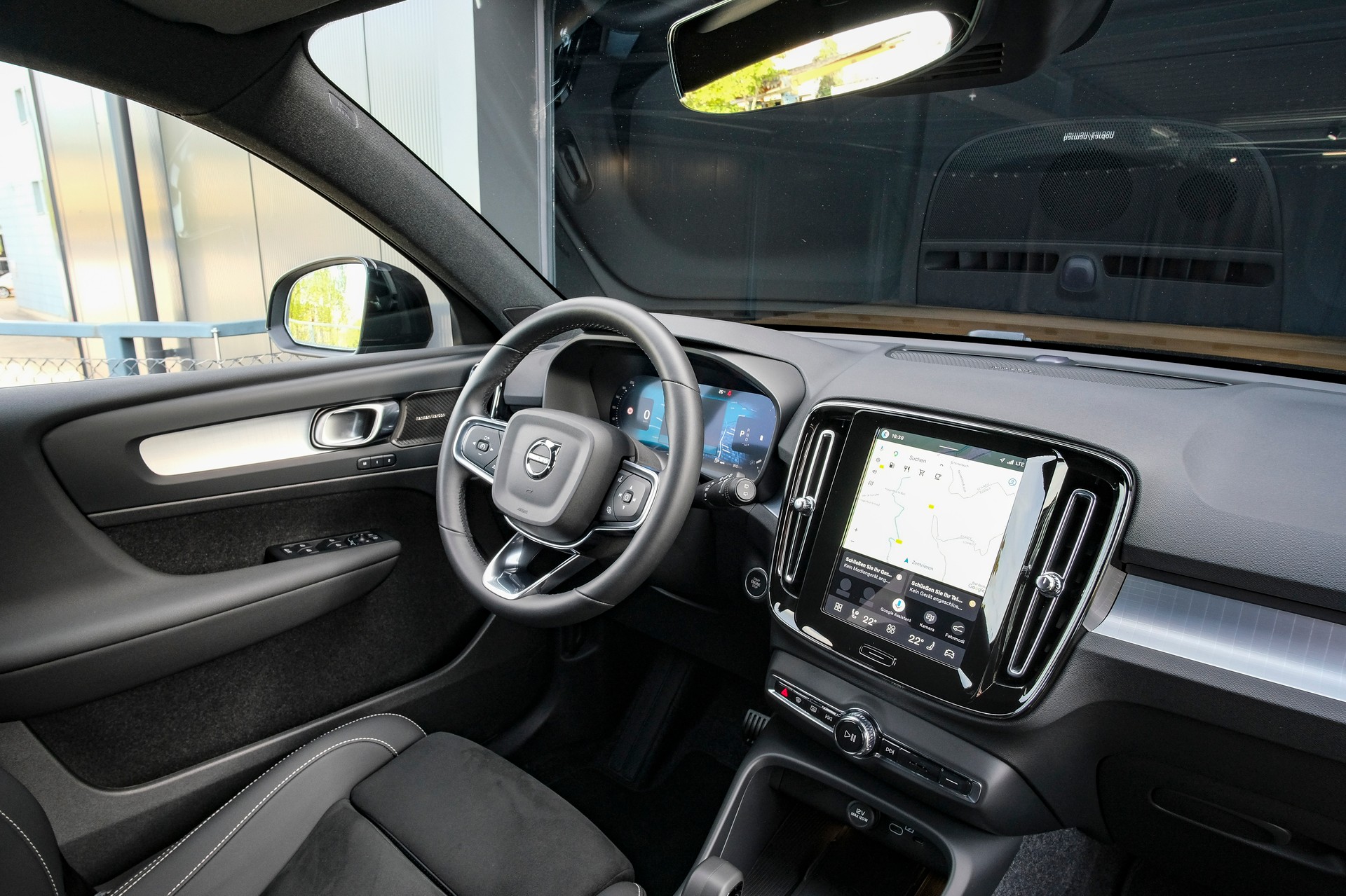VOLVO XC40 B3 Benzin Mild Hybrid Plus Black Edition DCT-image-13