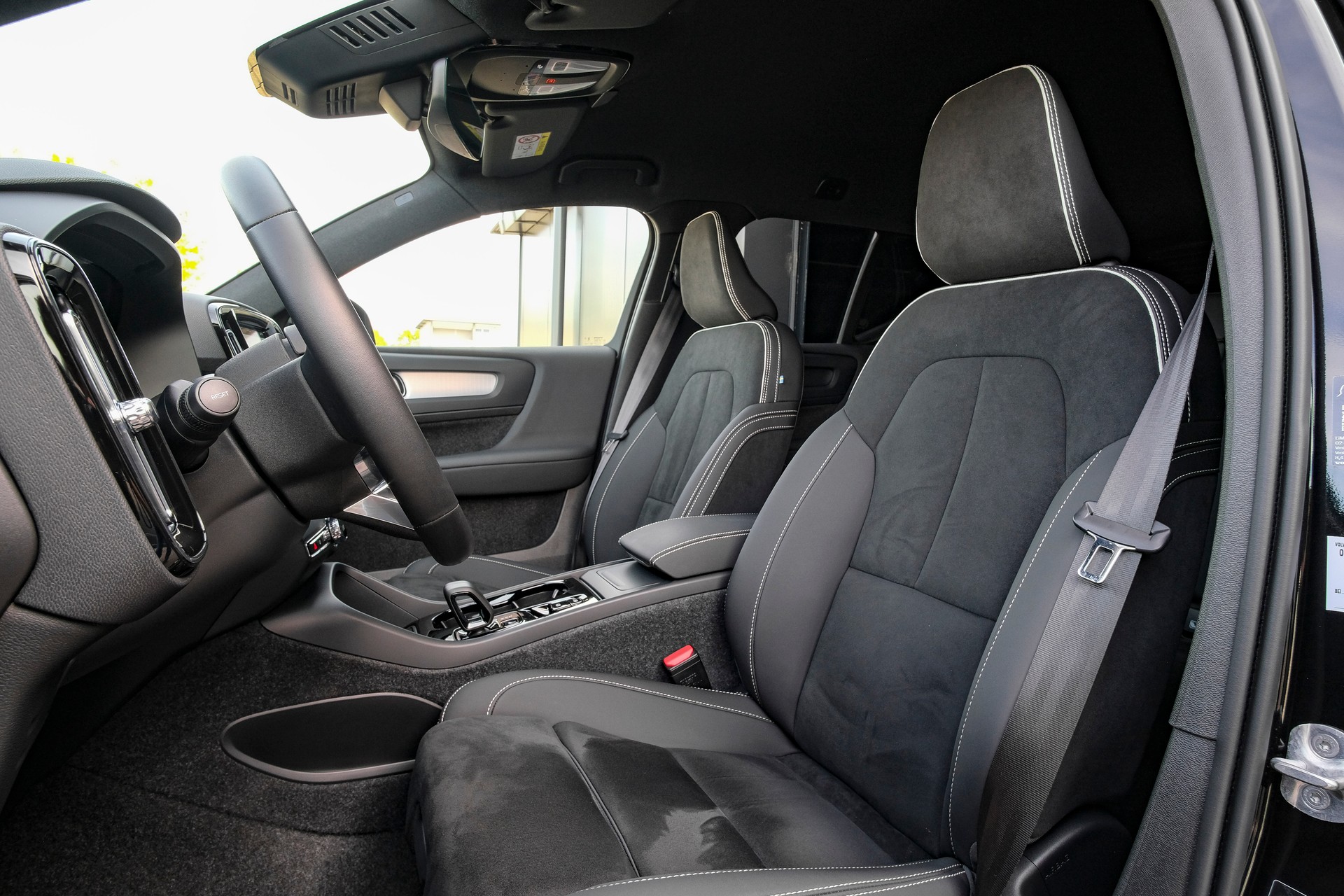 VOLVO XC40 B3 Benzin Mild Hybrid Plus Black Edition DCT-image-9