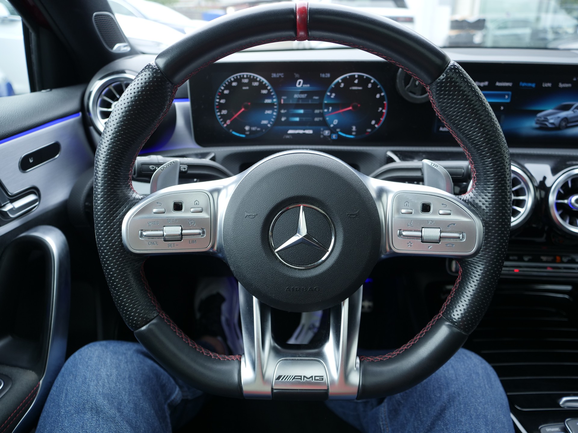 MERCEDES-BENZ A 35 AMG 4Matic Speedshift-image-12