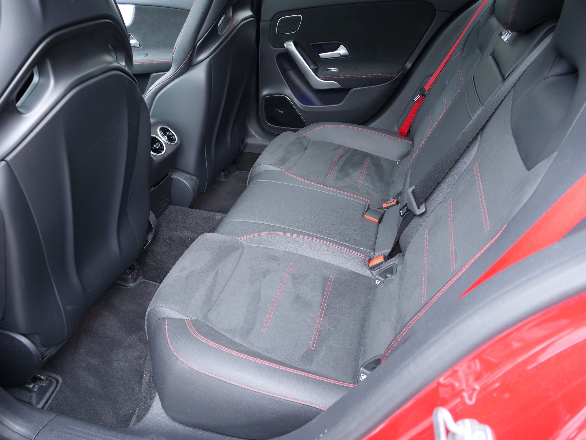 MERCEDES-BENZ A 35 AMG 4Matic Speedshift-image-11