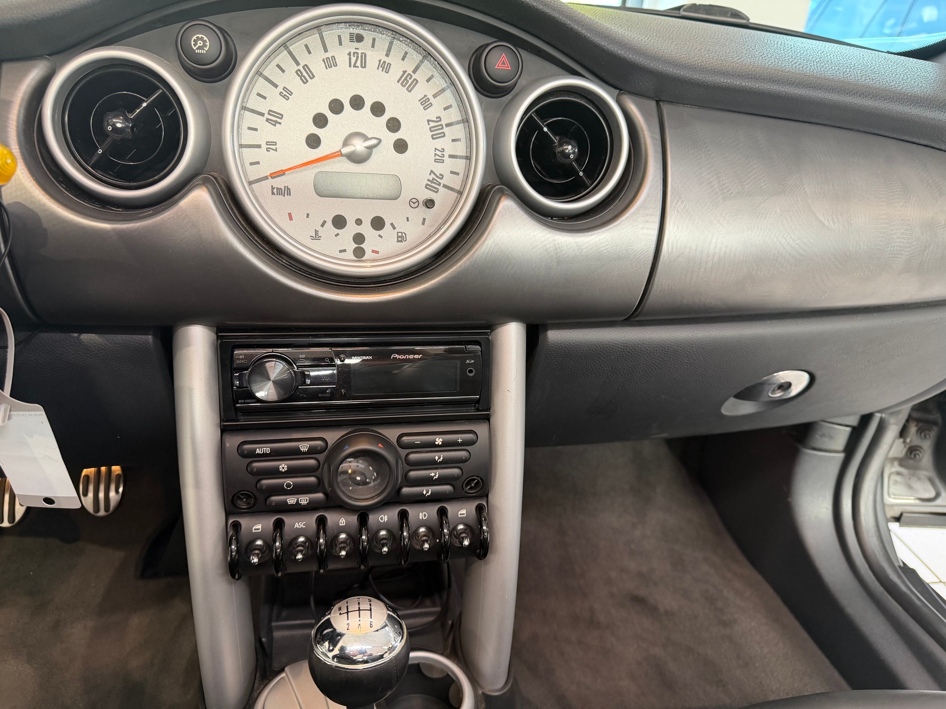 MINI Cooper S Cabriolet-image-12