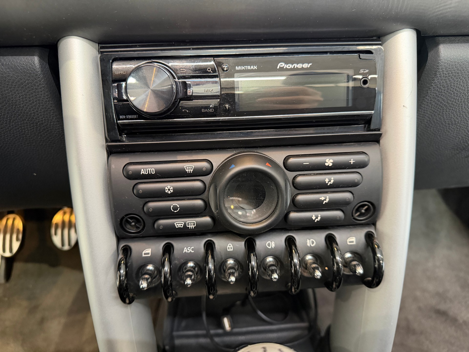 MINI Cooper S Cabriolet-image-13