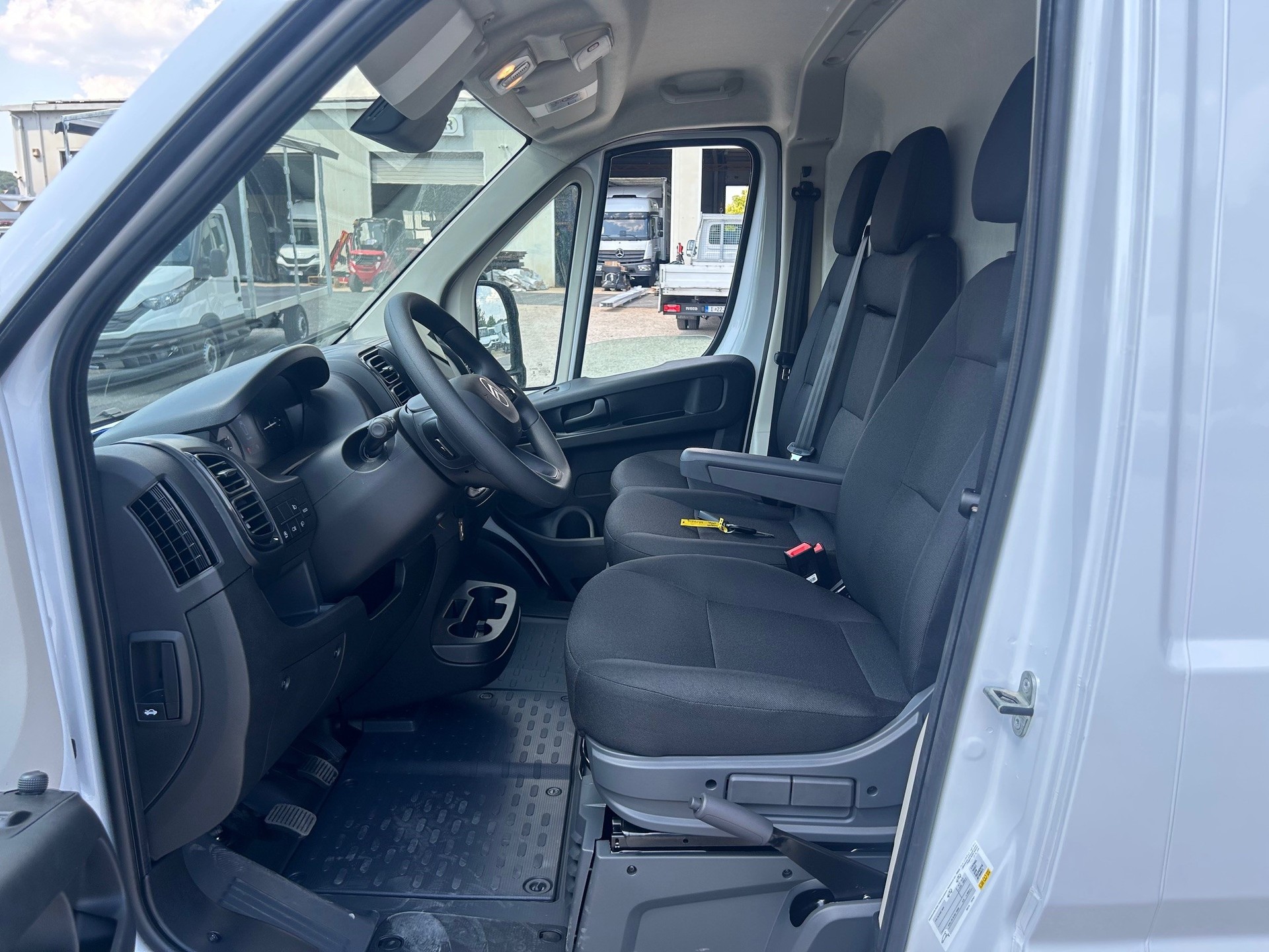 CITROEN New Modell L2H2 mit Carplay Navi, Rückfahrkamera, Anhängerkupplung u.s.w-image-4