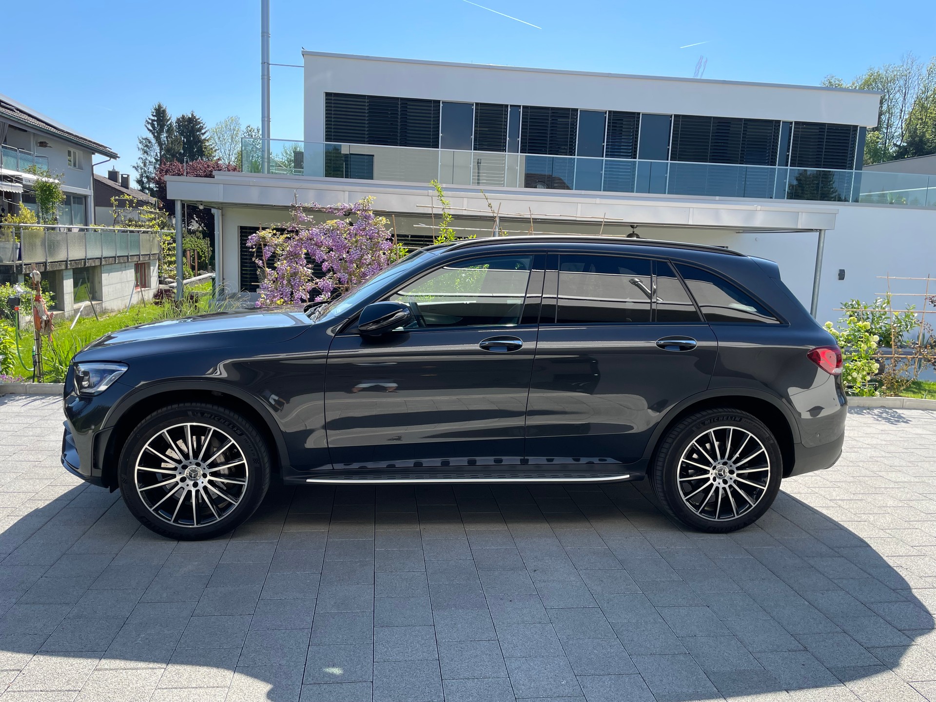 MERCEDES-BENZ GLC 300 e AMG Line 4Matic 9G-Tronic-image-2