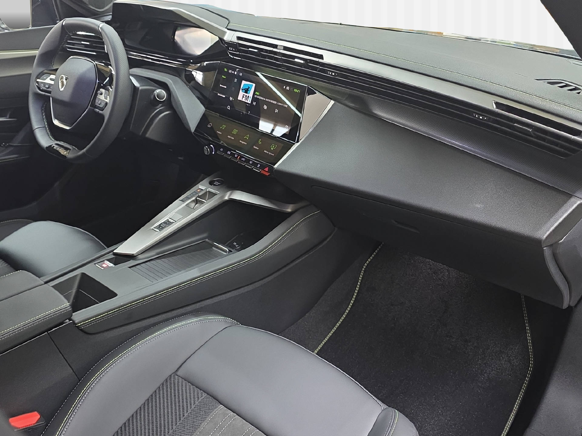 PEUGEOT 308 1.2 Hybrid 145 GT-image-10