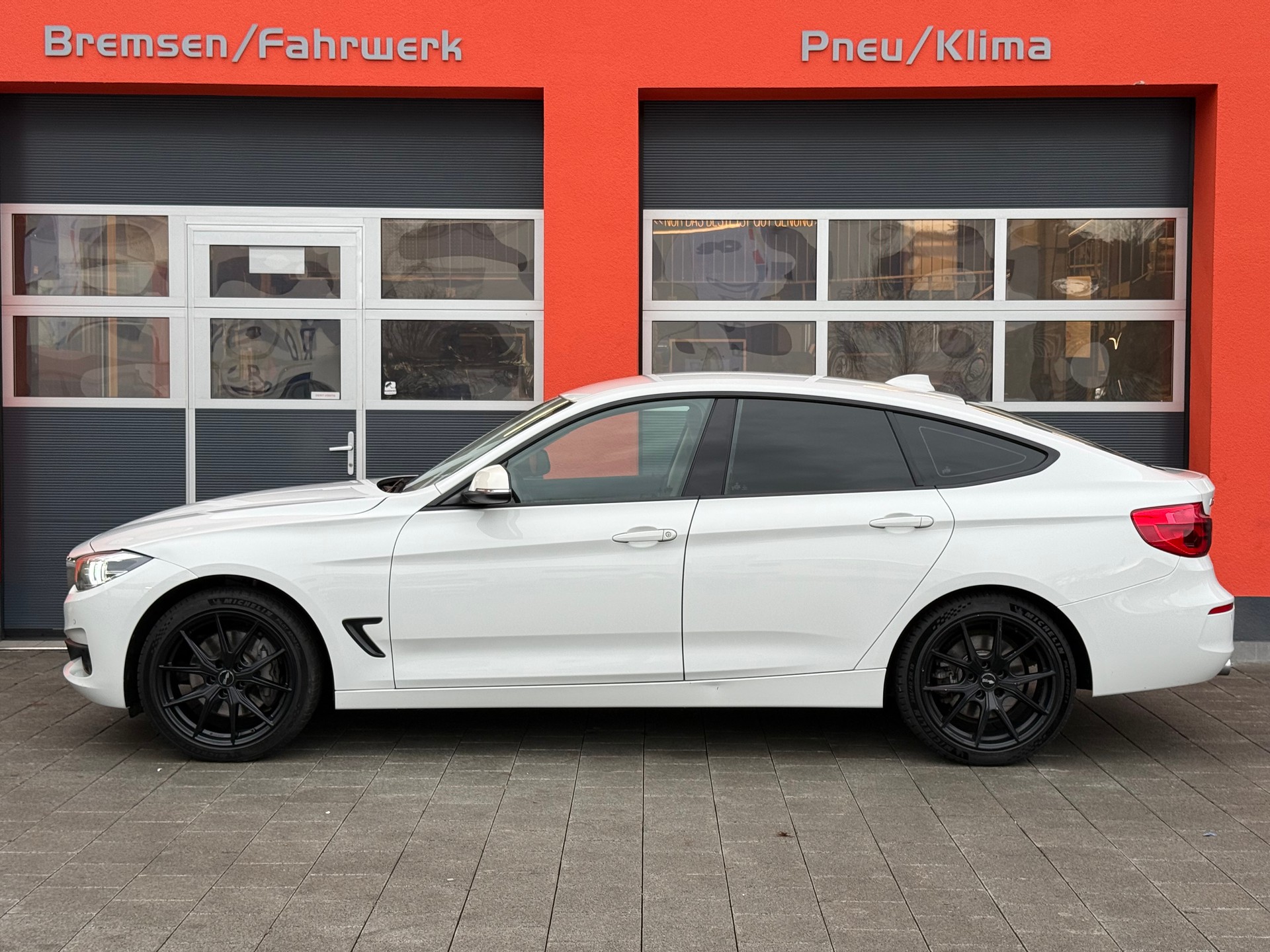BMW 340i GT xDrive Steptronic-showroom-element-1