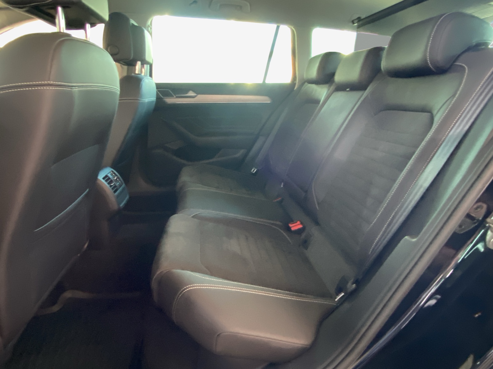 VW Passat 2.0 TDI BMT Elegance 4Motion DSG-image-11