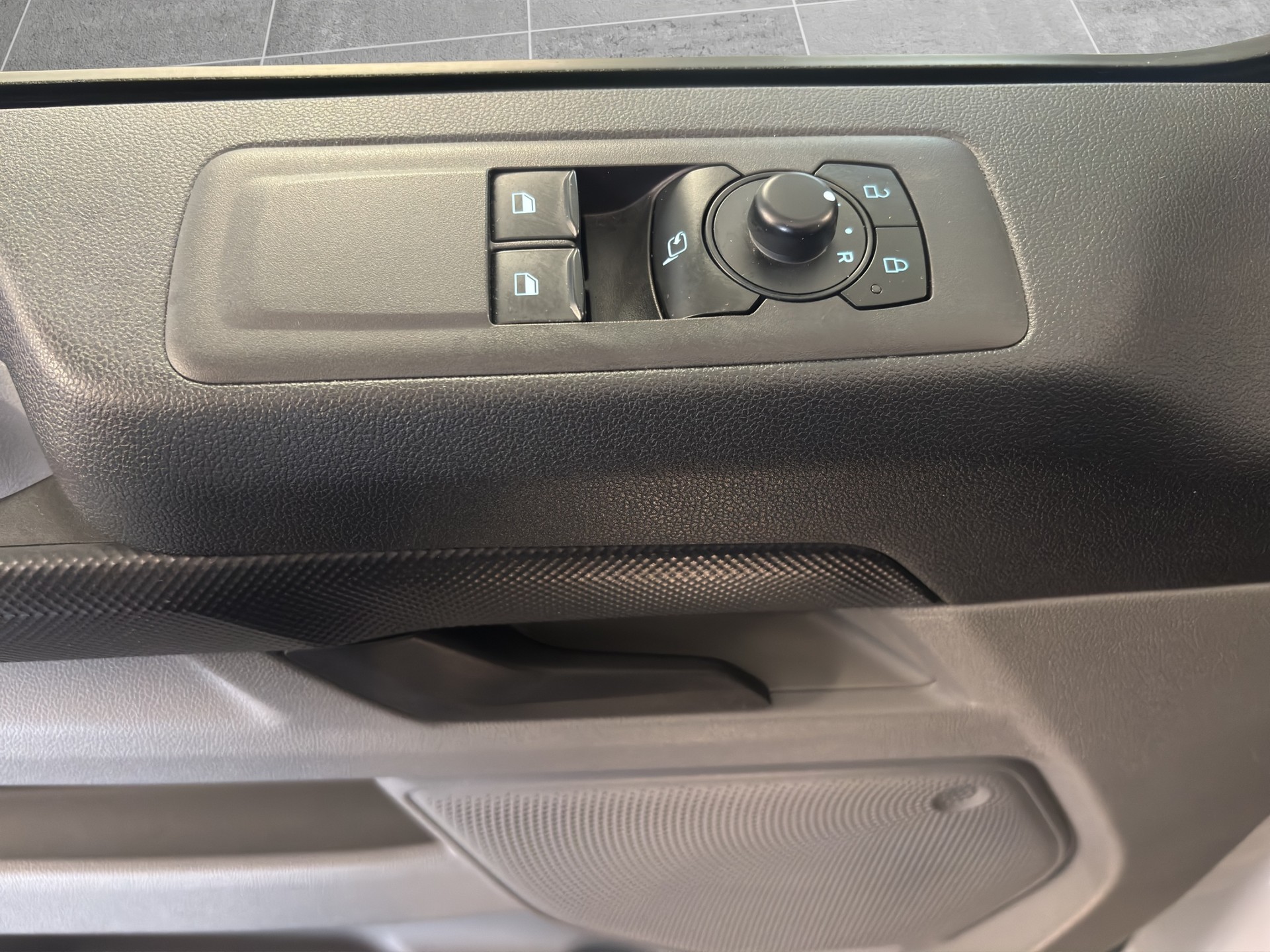 FORD Transit C Van 320 L1 2.0 EcoBlue 136 Trend-image-12