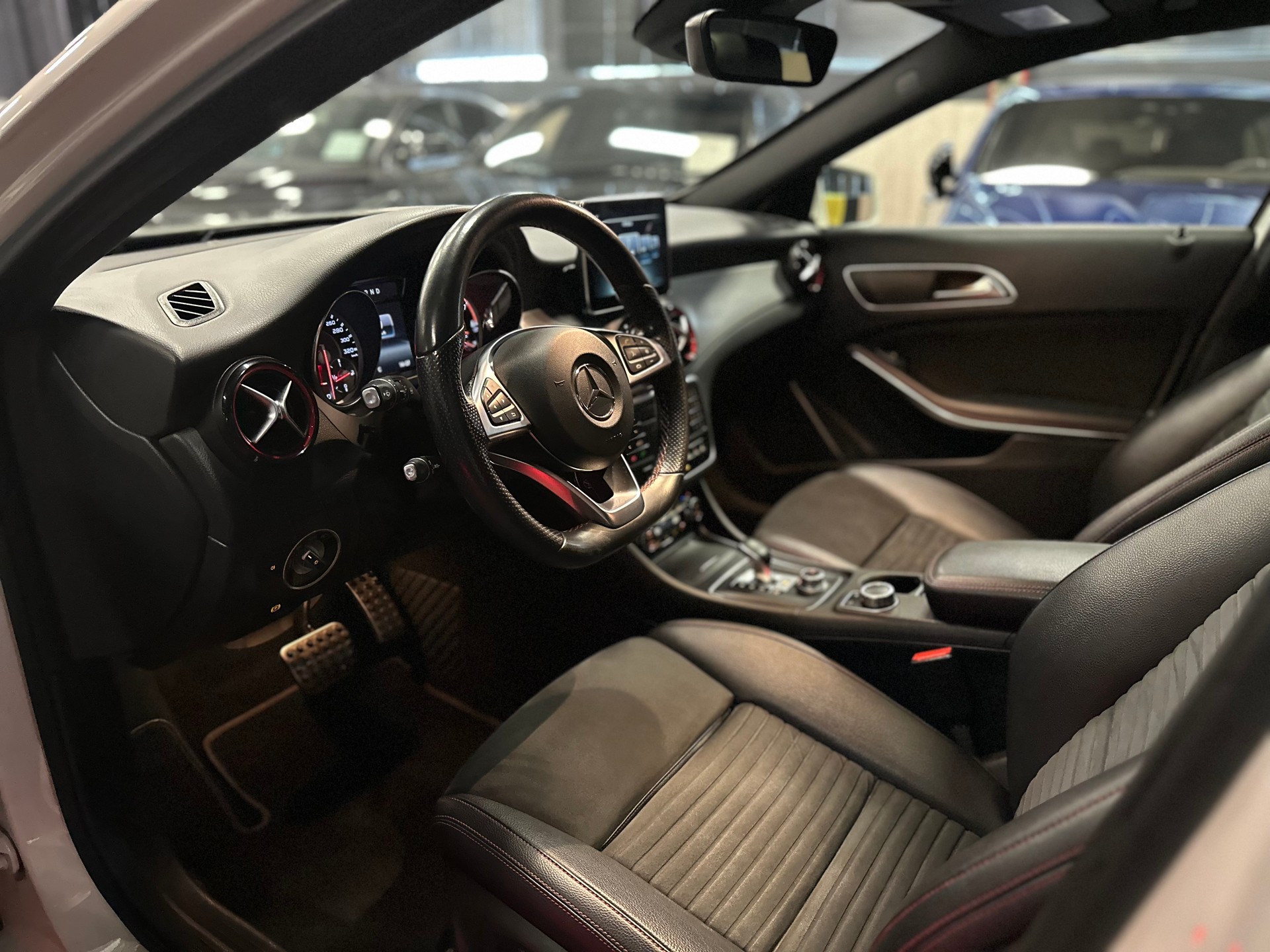 MERCEDES-BENZ GLA 45 AMG 4Matic 7G-DCT / ** Frisch ab MFK + Service / 12 MT Garantie **-image-11