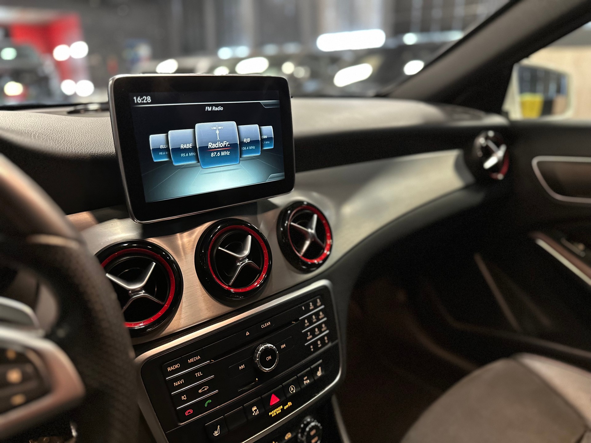 MERCEDES-BENZ GLA 45 AMG 4Matic 7G-DCT / ** Frisch ab MFK + Service / 12 MT Garantie **-image-16