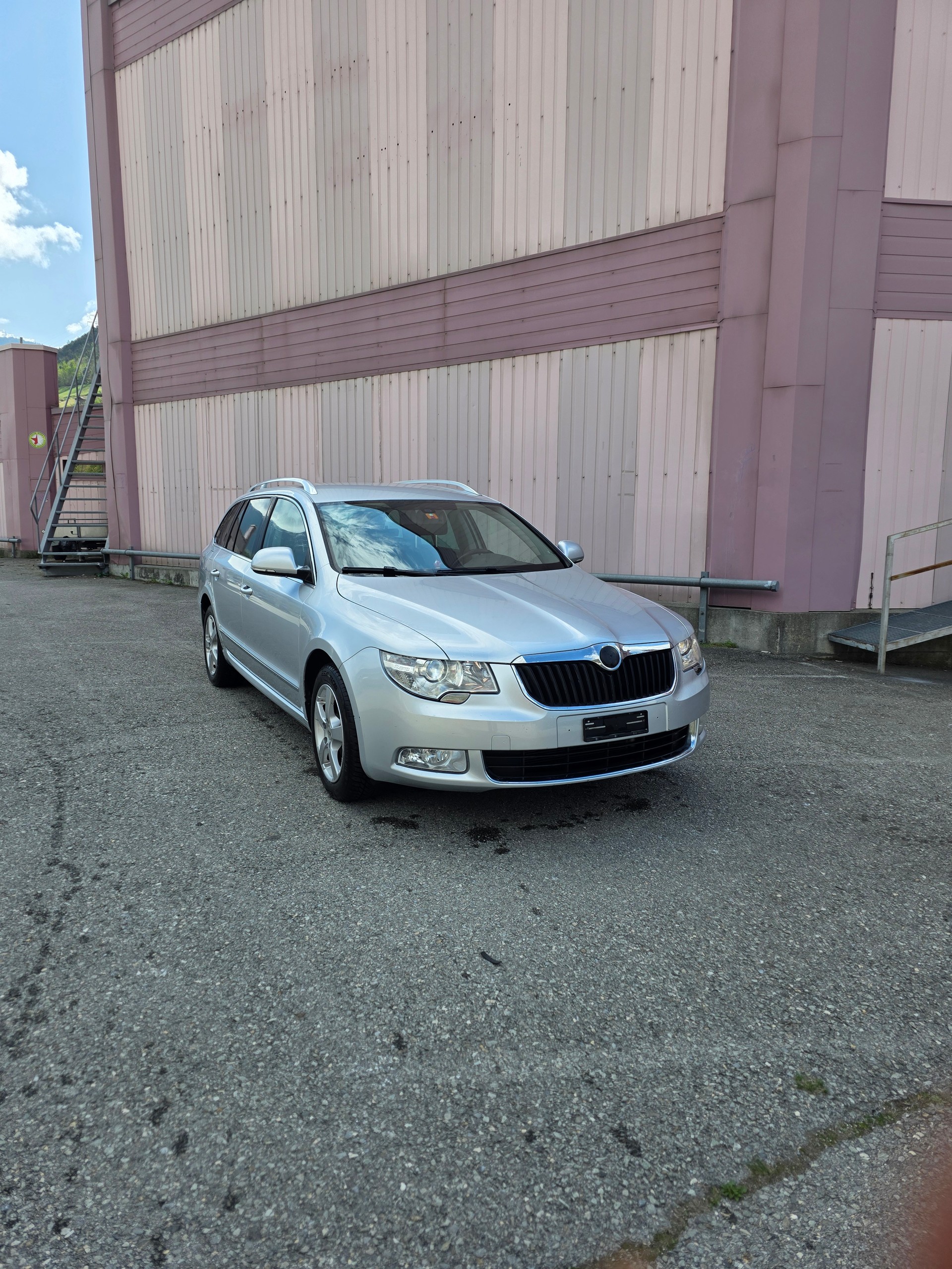 SKODA Superb Combi 2.0 TDi AllDrive 4x4-image-1